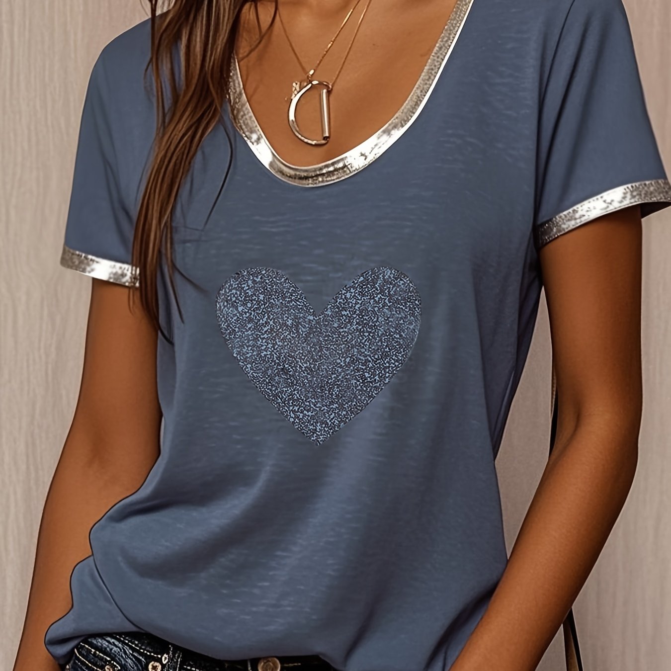 Damen T-Shirt mit Herzmotiv und Metallic-Details – Modisches Freizeitshirt, lässig und stilvoll