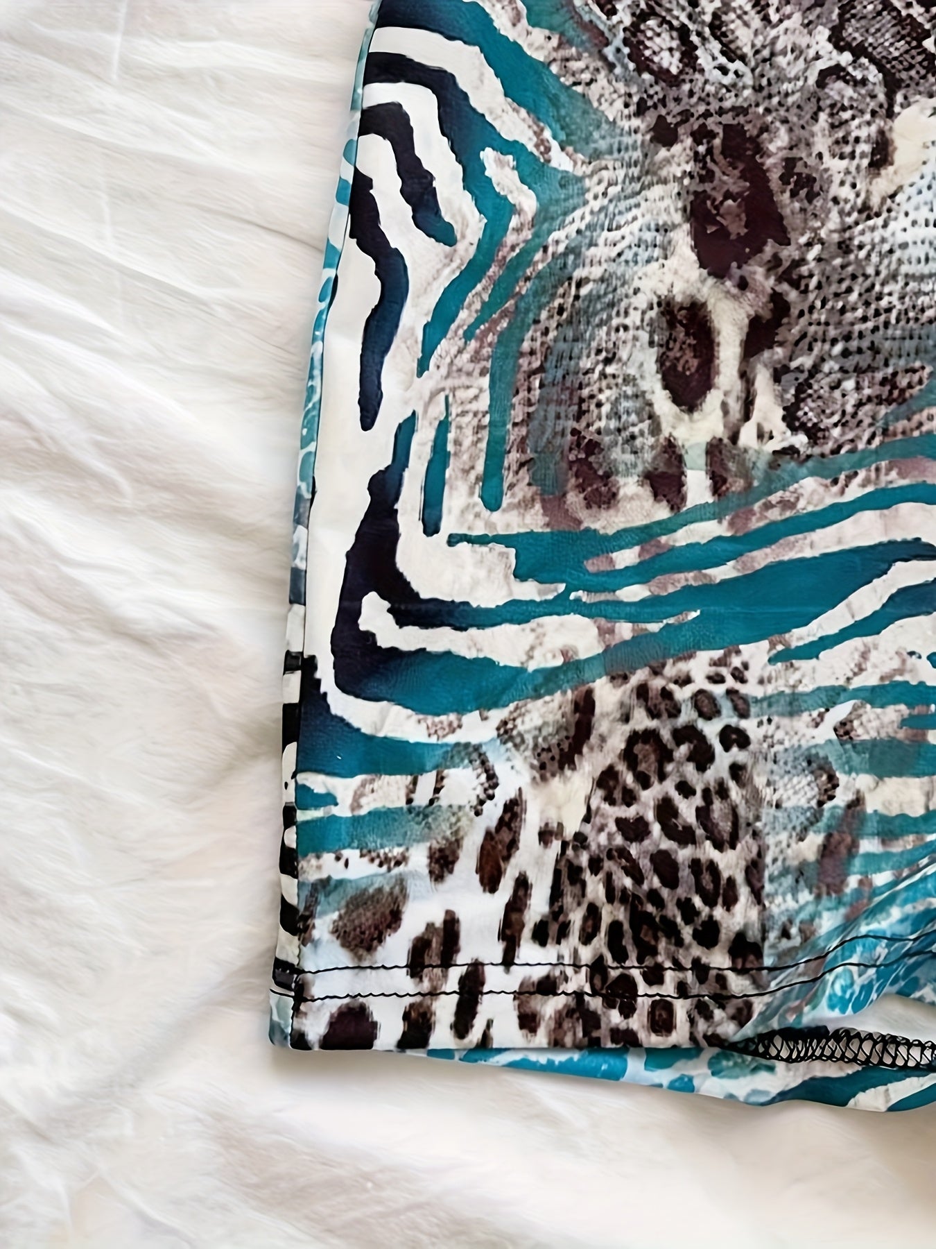 Damen Jumpsuit mit tiefem Ausschnitt und Animalprint – Trendiger Einteiler für Party, Strand & Urlaub