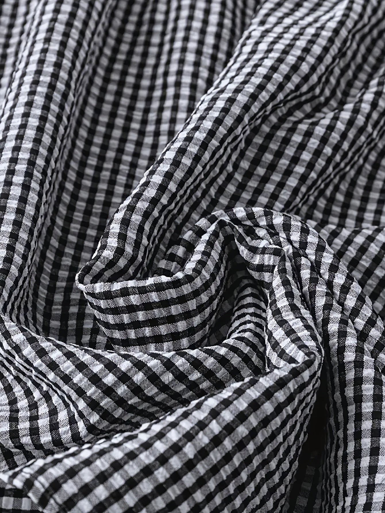 Damen Sommer Casual Gingham Bluse mit Jeansshorts – Modischer Freizeit-Look für den Garten oder Alltag