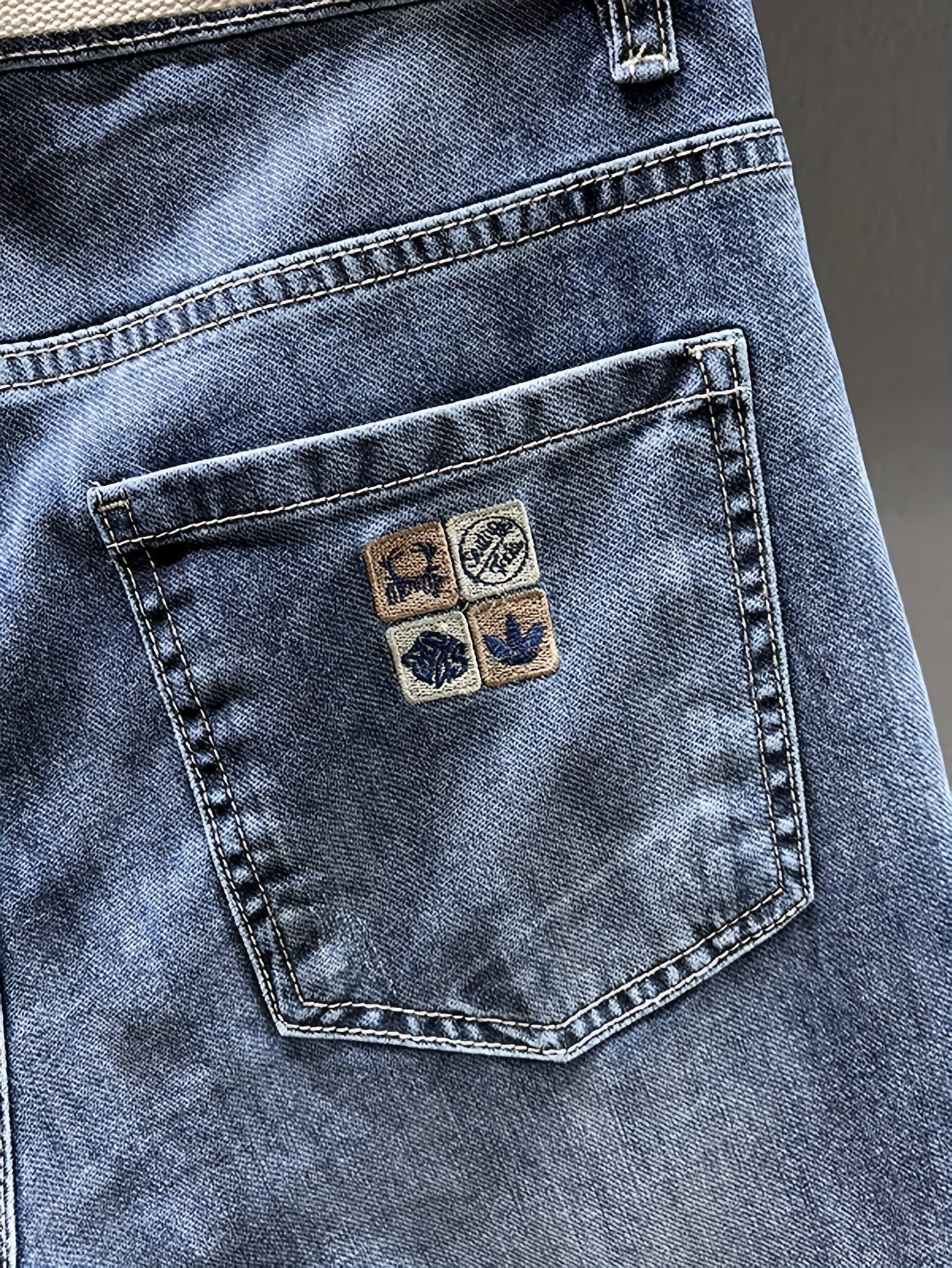 Herren Jeans im modernen Streetwear-Stil mit Gürtel – Lässige Denim-Hose für Alltag und Freizeit