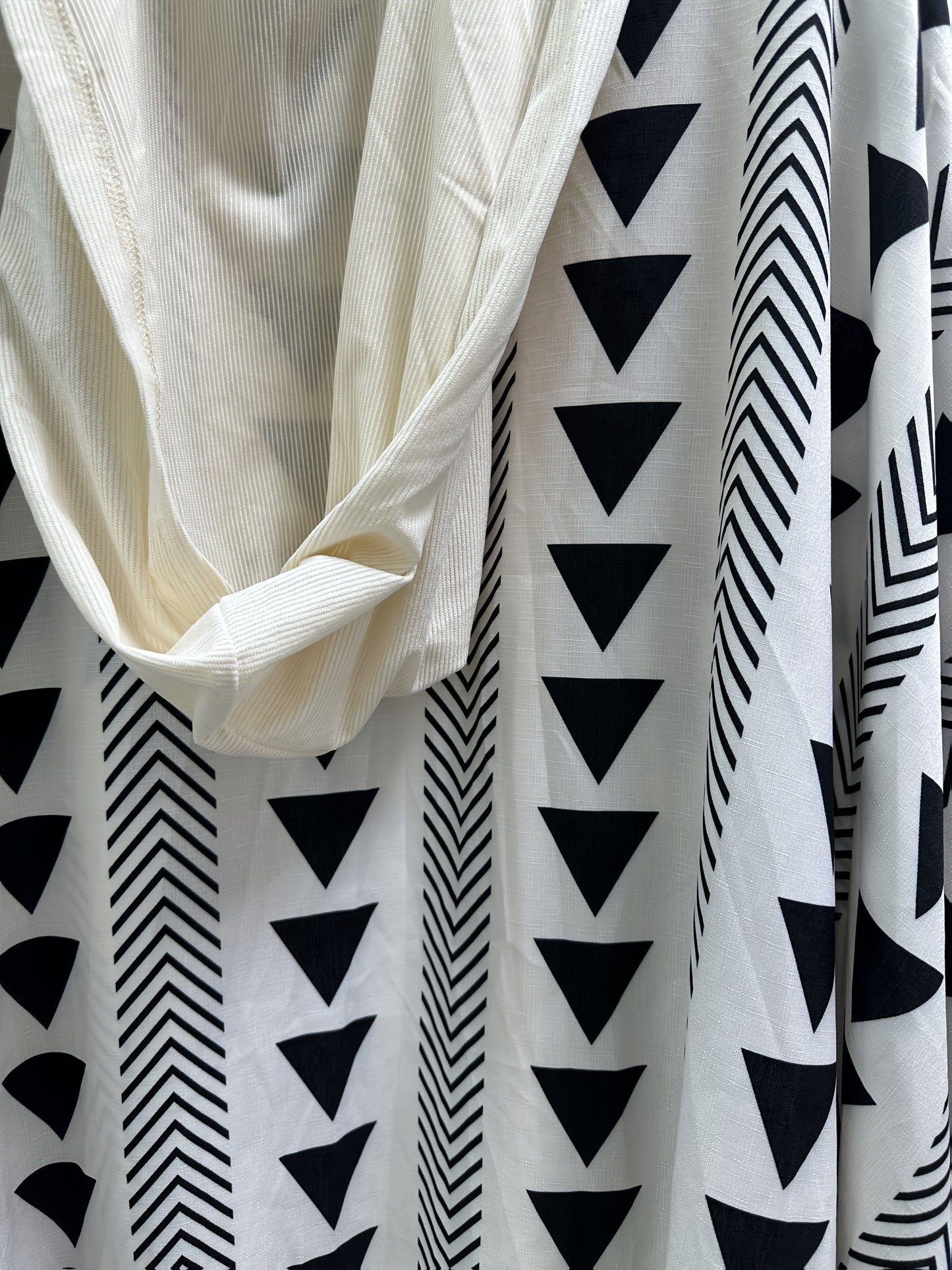 Herren Boho Poncho mit Kapuze und geometrischem Muster – Strand & Festival Überwurf