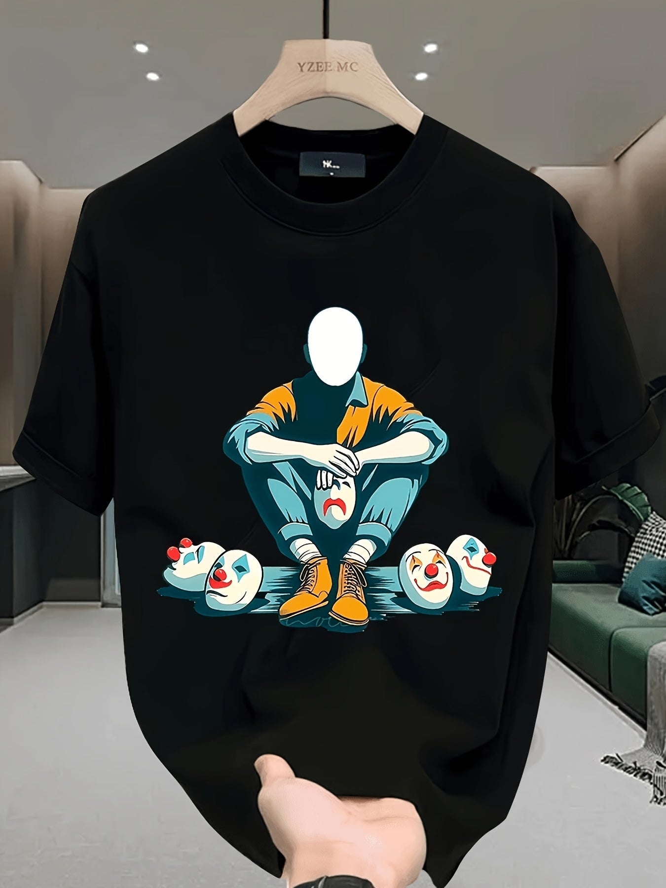 Herren T-Shirt mit künstlerischem Print – Abstrakte Figur und Clownsmasken, Modernes Streetwear Design