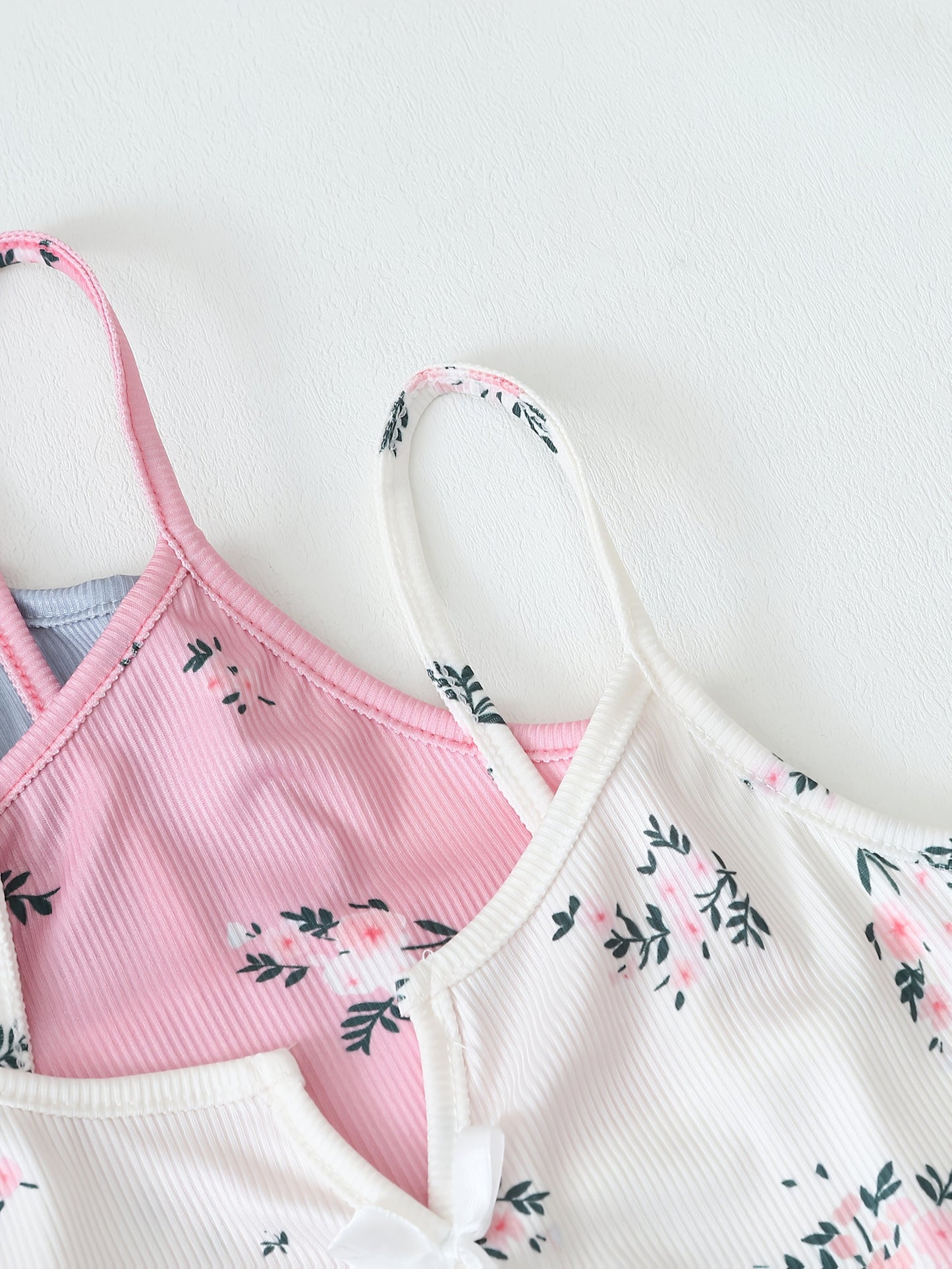 Damen Pyjama Set mit Blumenmuster – 3-teiliges Sommer Schlafanzug Set mit Träger-Top und Shorts, Ideal für Zuhause und als Nachtwäsche