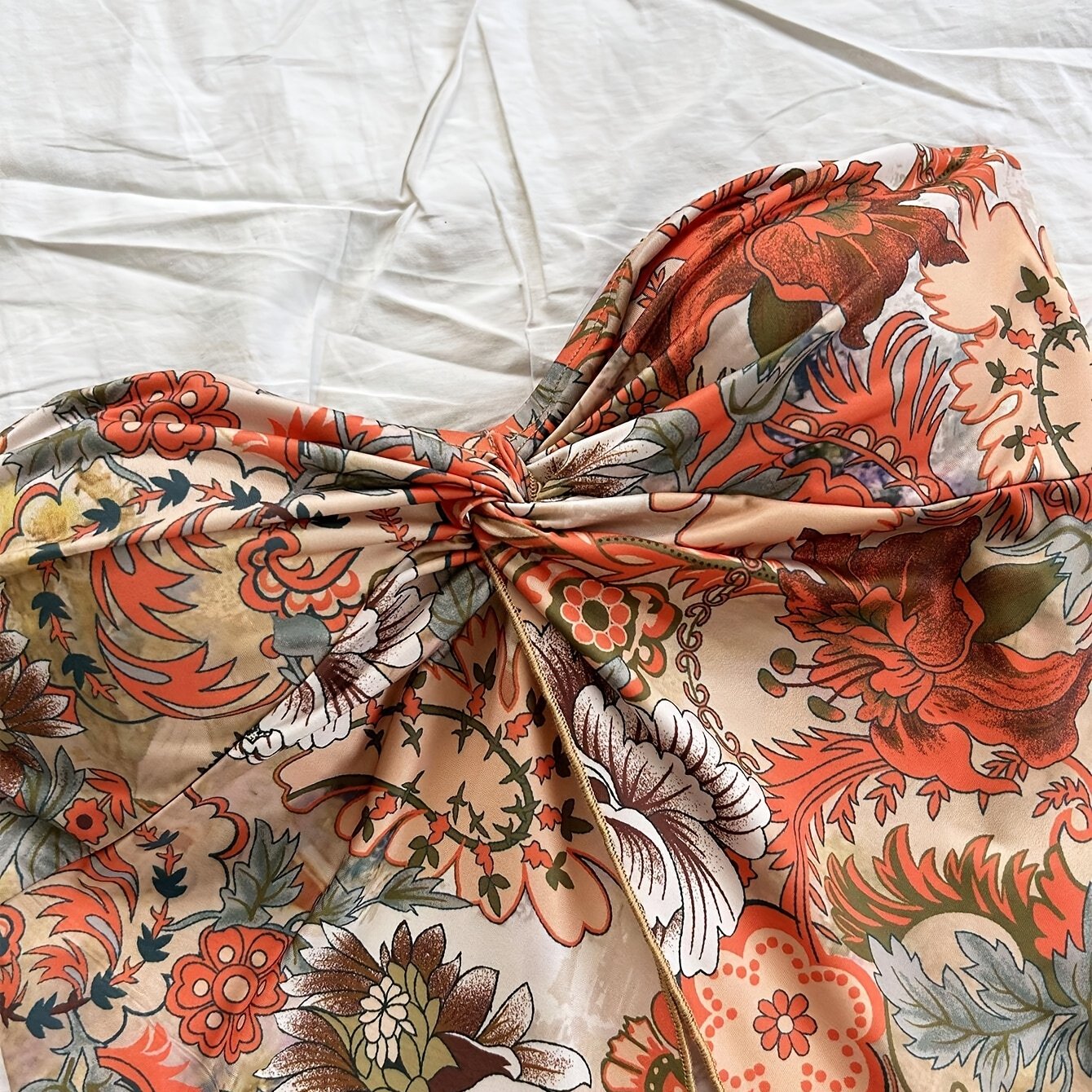 Damen Trägerloses Blumen-Crop-Top mit Knoten-Detail und Schmetterlingsform