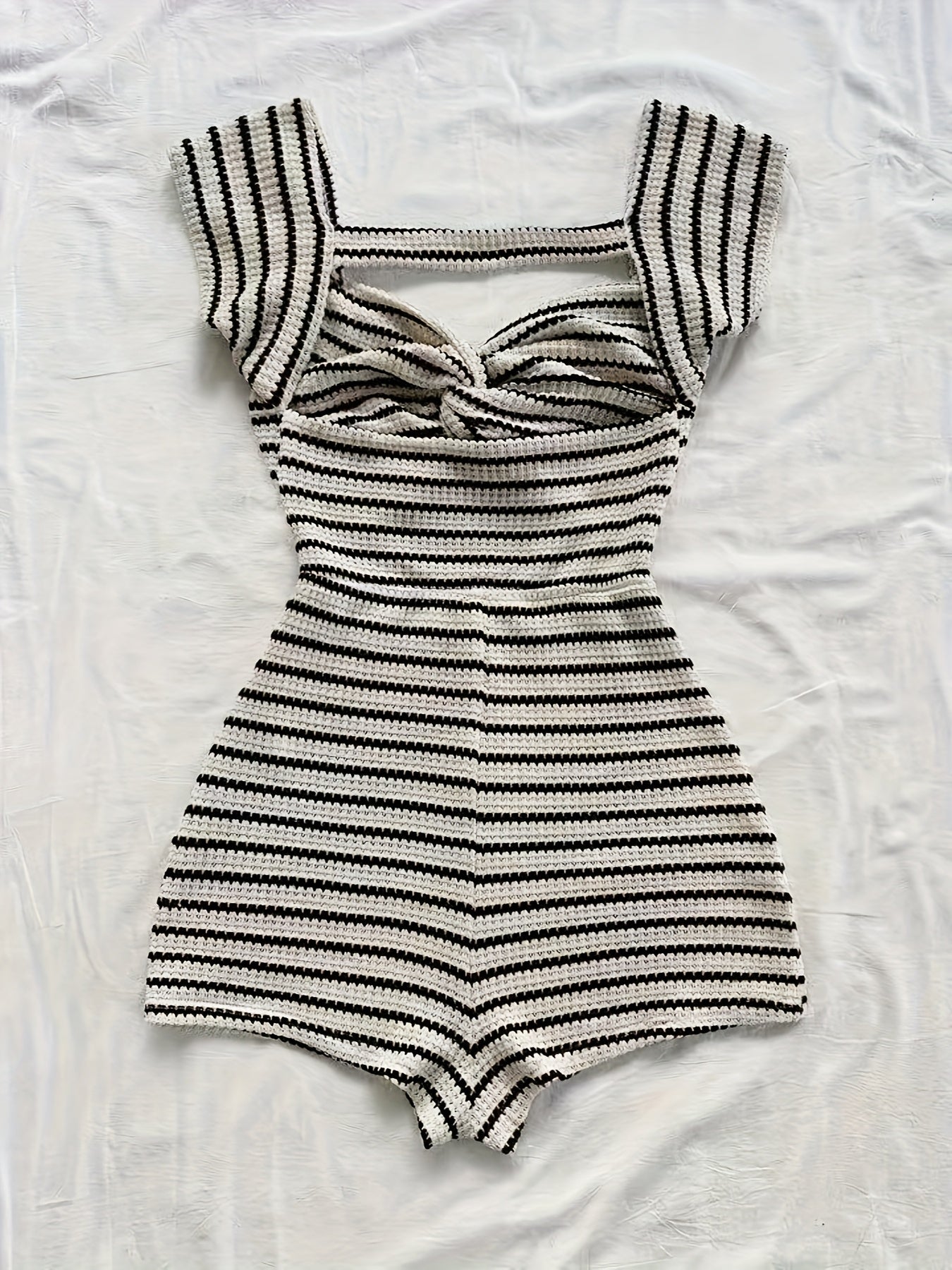 Damen Strick-Romper mit Streifen und Twist-Front – Modischer Einteiler für Freizeit & Sommer