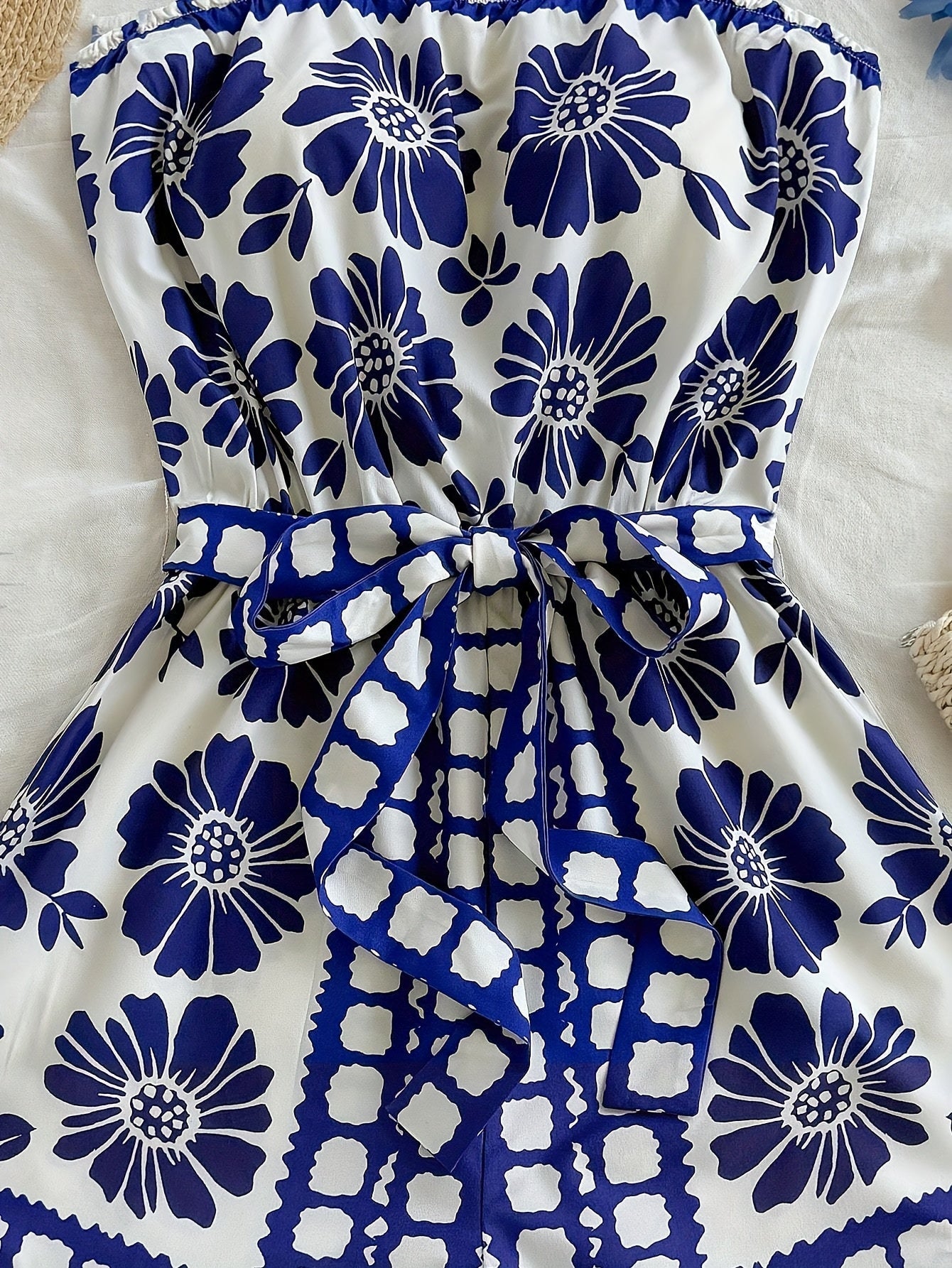 Damen Bandeau Jumpsuit mit Blumenmuster und Taillengürtel – Eleganter Einteiler für Sommer und Urlaub