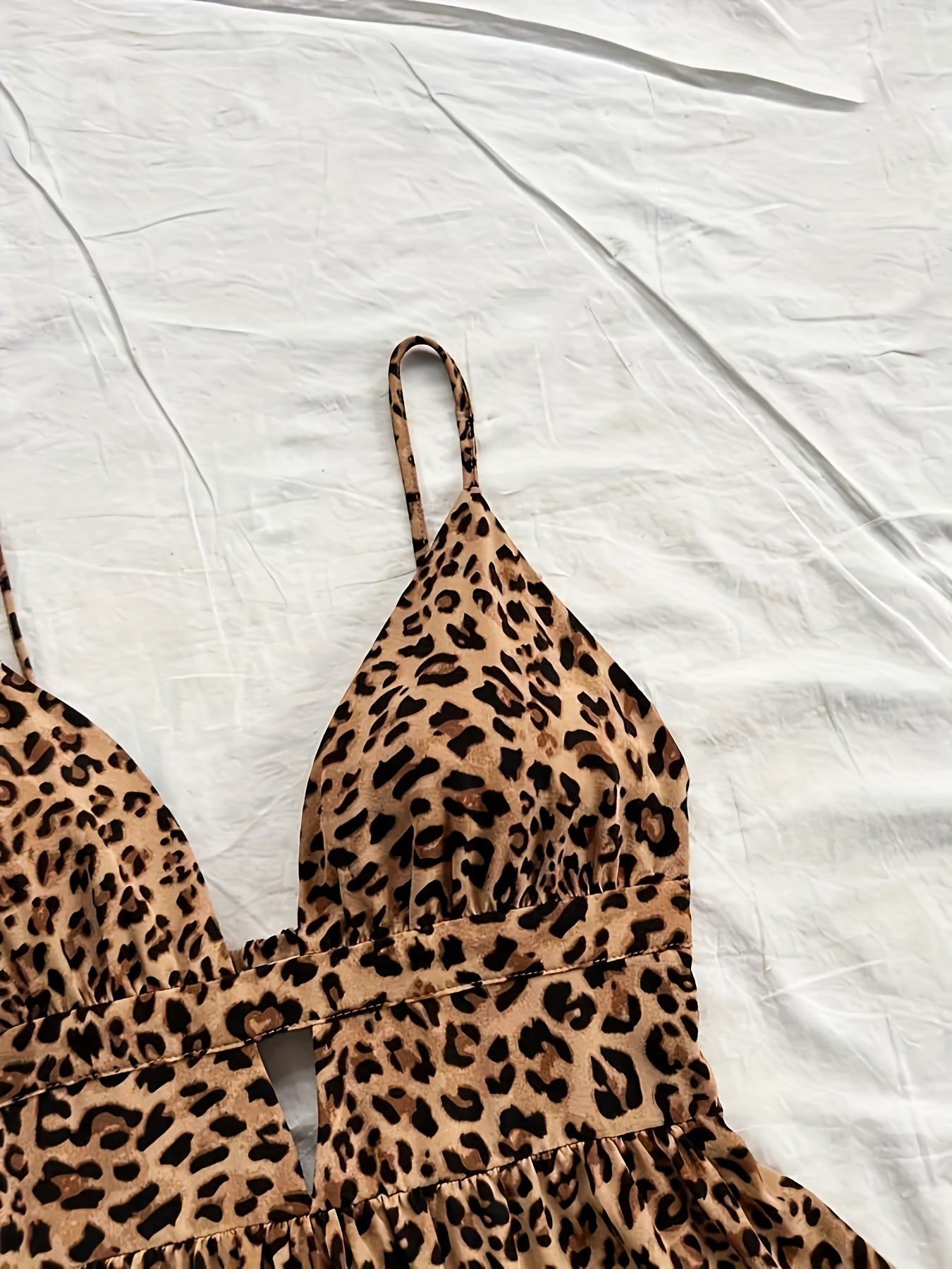Damen Leopardenmuster Volant Minikleid mit Cut-Out und Spaghettiträgern – Trendiges Freizeitkleid für Urlaub und Sommer