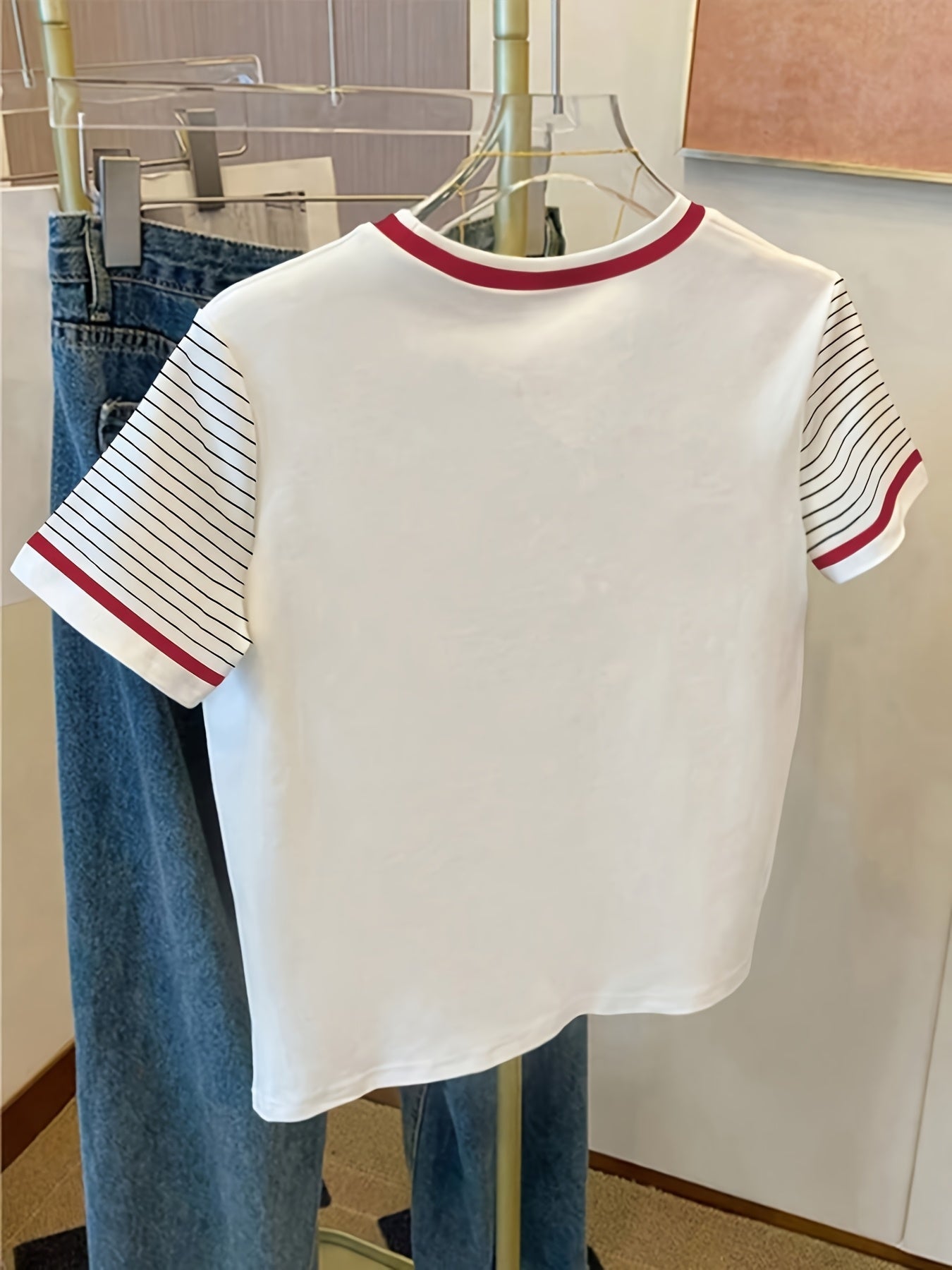 Damen T-Shirt mit Einhorn-Logo und gestreiften Ärmeln – Freizeitmode mit modernem Akzent