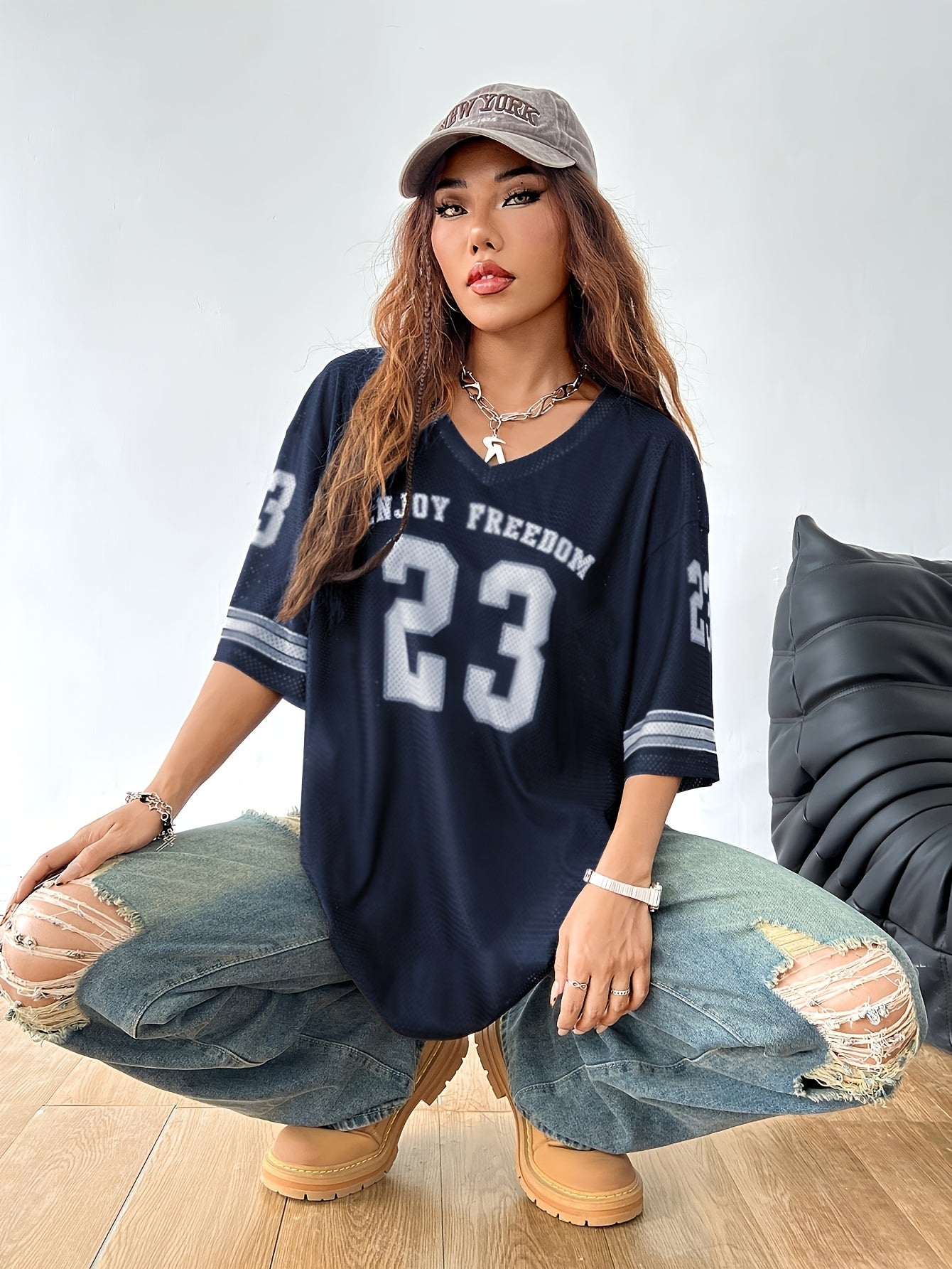 Damen Street Style Oversize Jersey Shirt mit Nummern-Print und Weiten Destroyed Jeans – Lässiges Freizeitoutfit