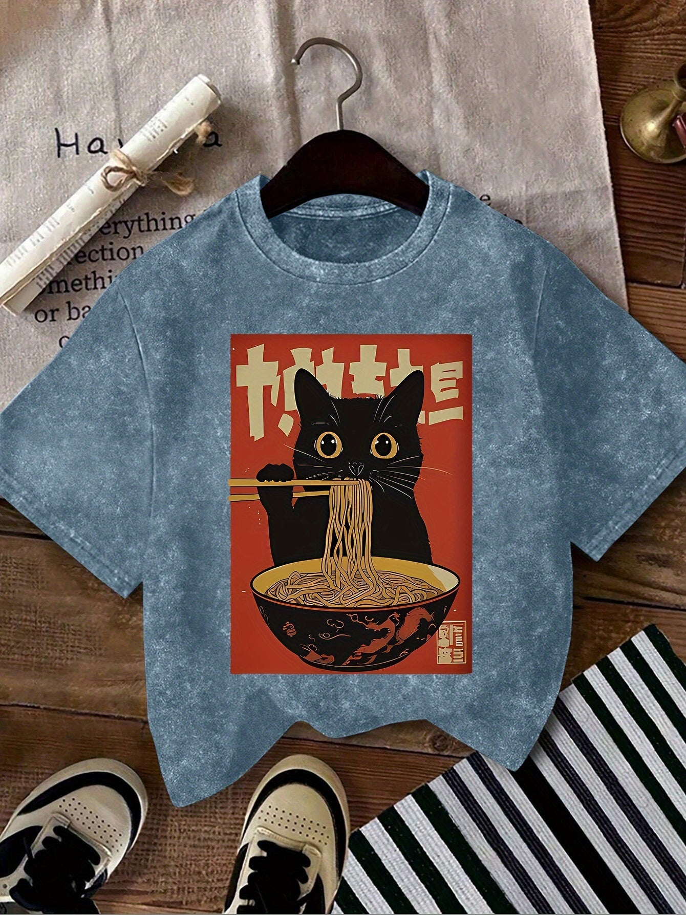 Damen Vintage T-Shirt mit Katzen- und Ramen-Print – Lustiges Streetwear Shirt für Alltag & Freizeit