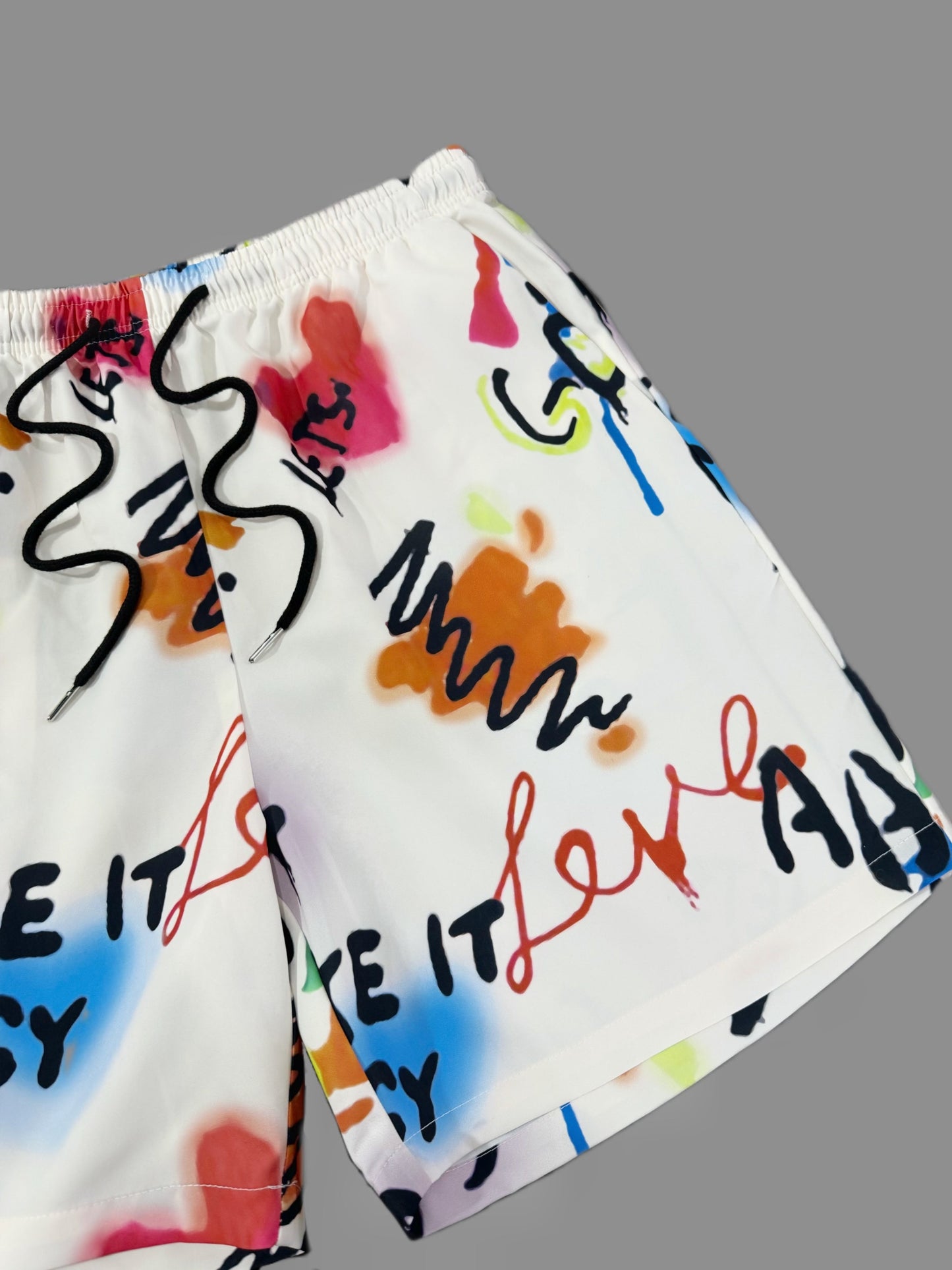Herren Streetwear Shorts mit Graffiti Print und Schriftzug – Freizeit und Urban Style