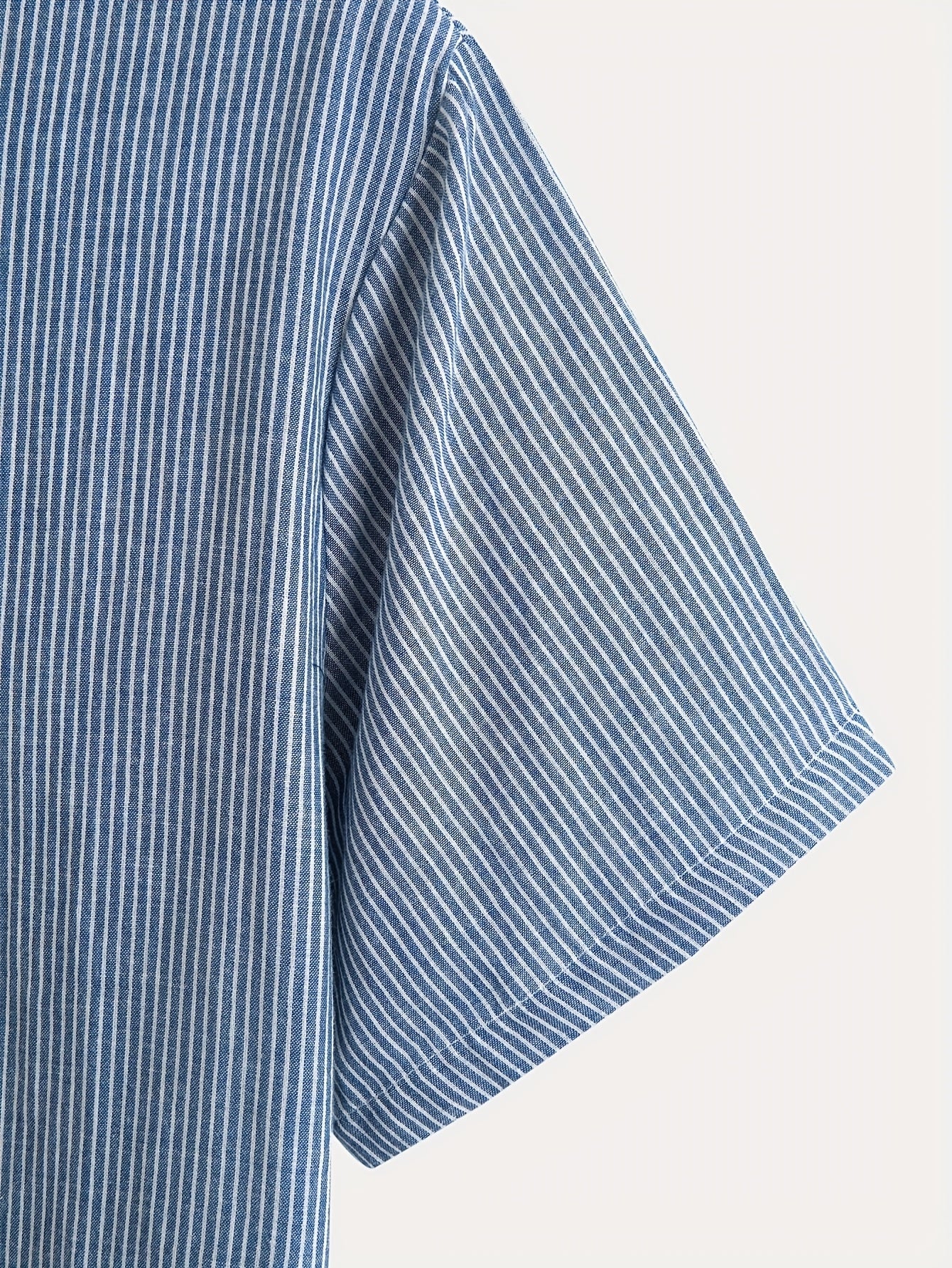 Herren Kurzarm-Henley mit Stehkragen und feinem Streifenmuster – Moderner Freizeitstil