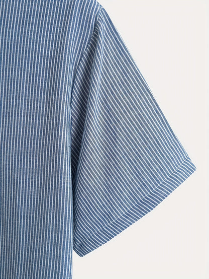 Herren Kurzarm-Henley mit Stehkragen und feinem Streifenmuster – Moderner Freizeitstil