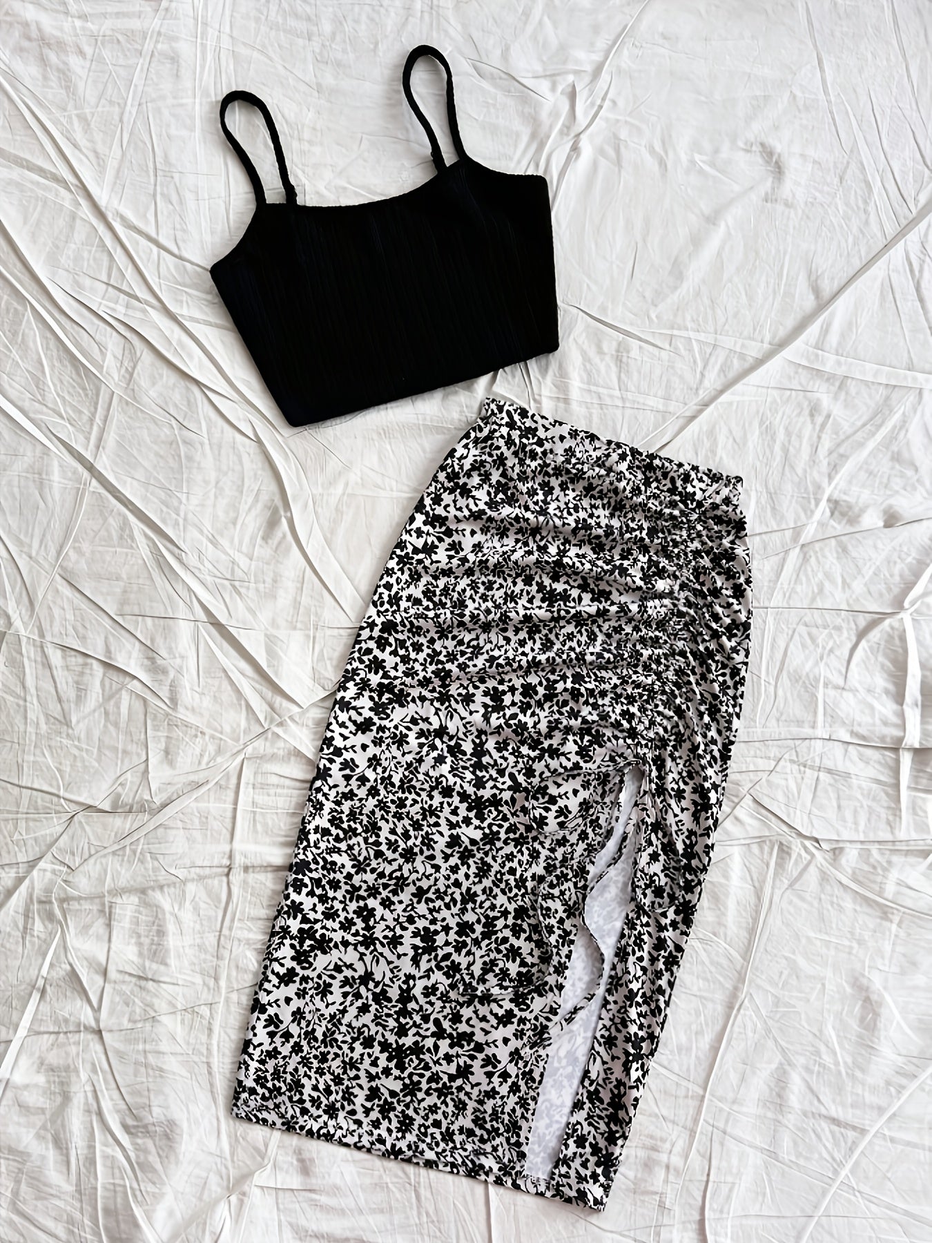 Damen Sommer-Urlaubsoutfit mit Crop Top und Blumenrock – Stilvolles Freizeit-Set für den Strand