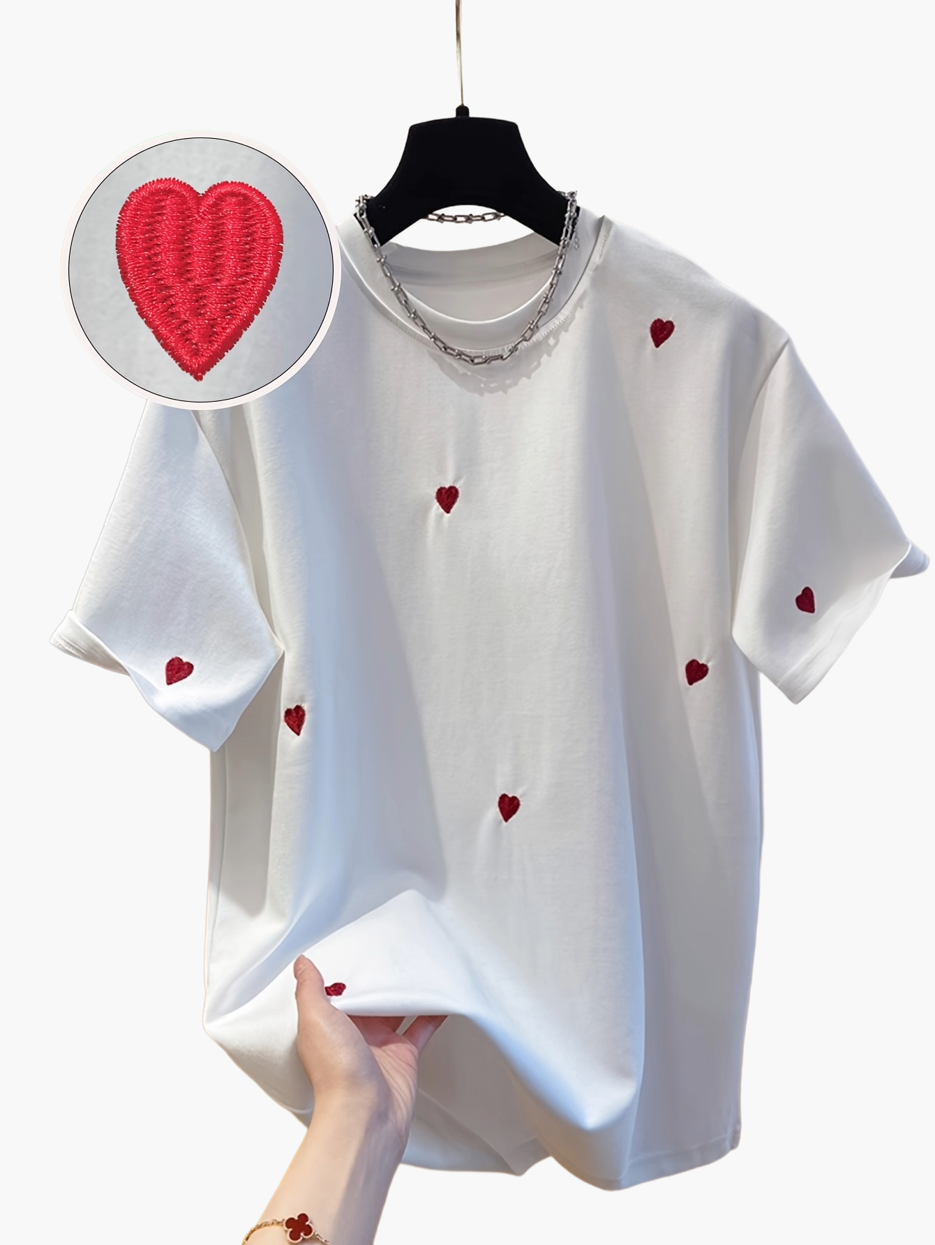 Damen T-Shirt mit gestickten Herzmotiven – Modisches Freizeitshirt für Alltag und Streetstyle
