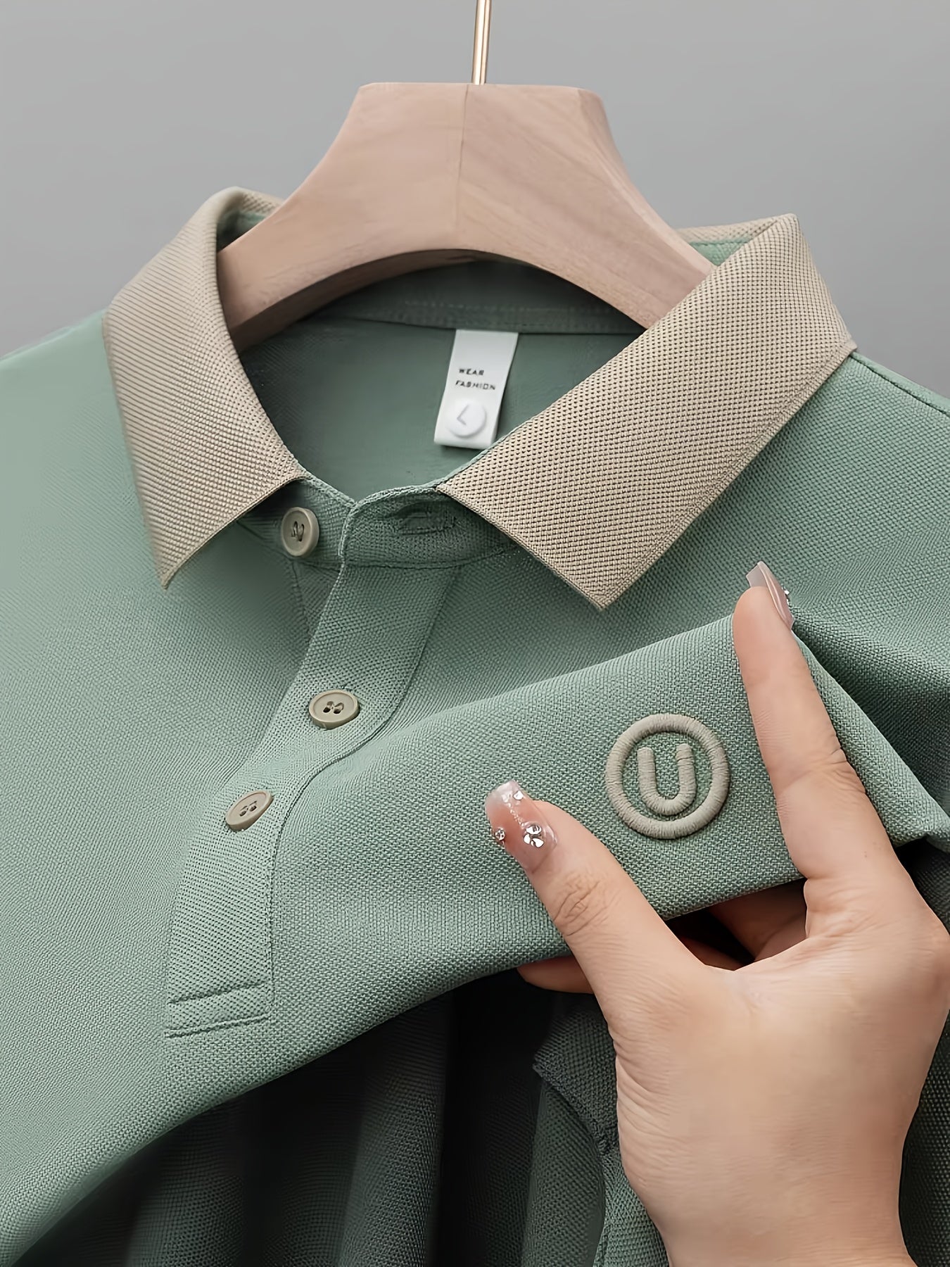 Herren Polohemd im Casual-Stil mit Kontrastkragen und dezentem Logo – Perfekt für Alltag und Freizeit