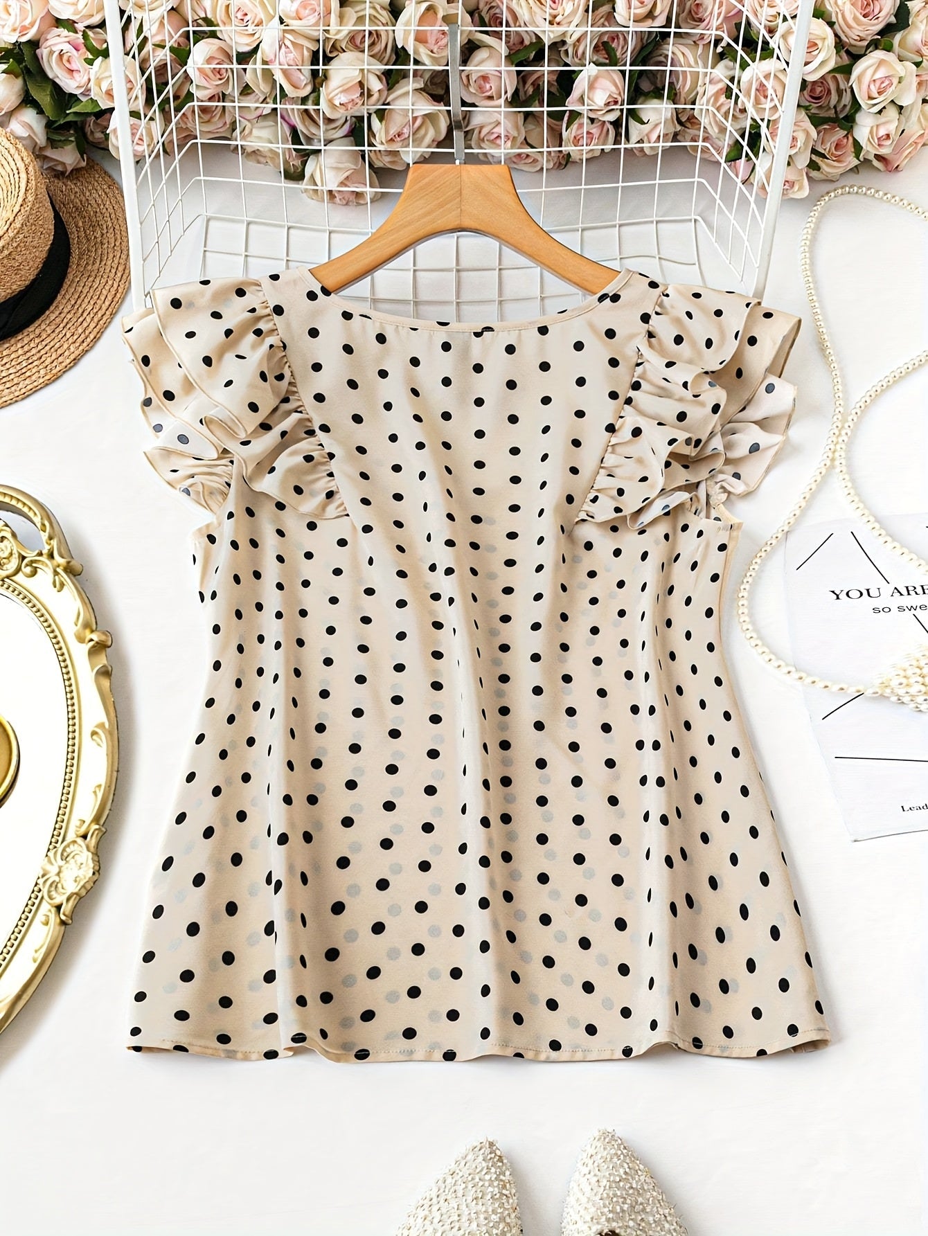 Damen Bluse mit V-Ausschnitt und Volantärmeln – Elegante Tupfen, Femininer Stil für Büro und Freizeit