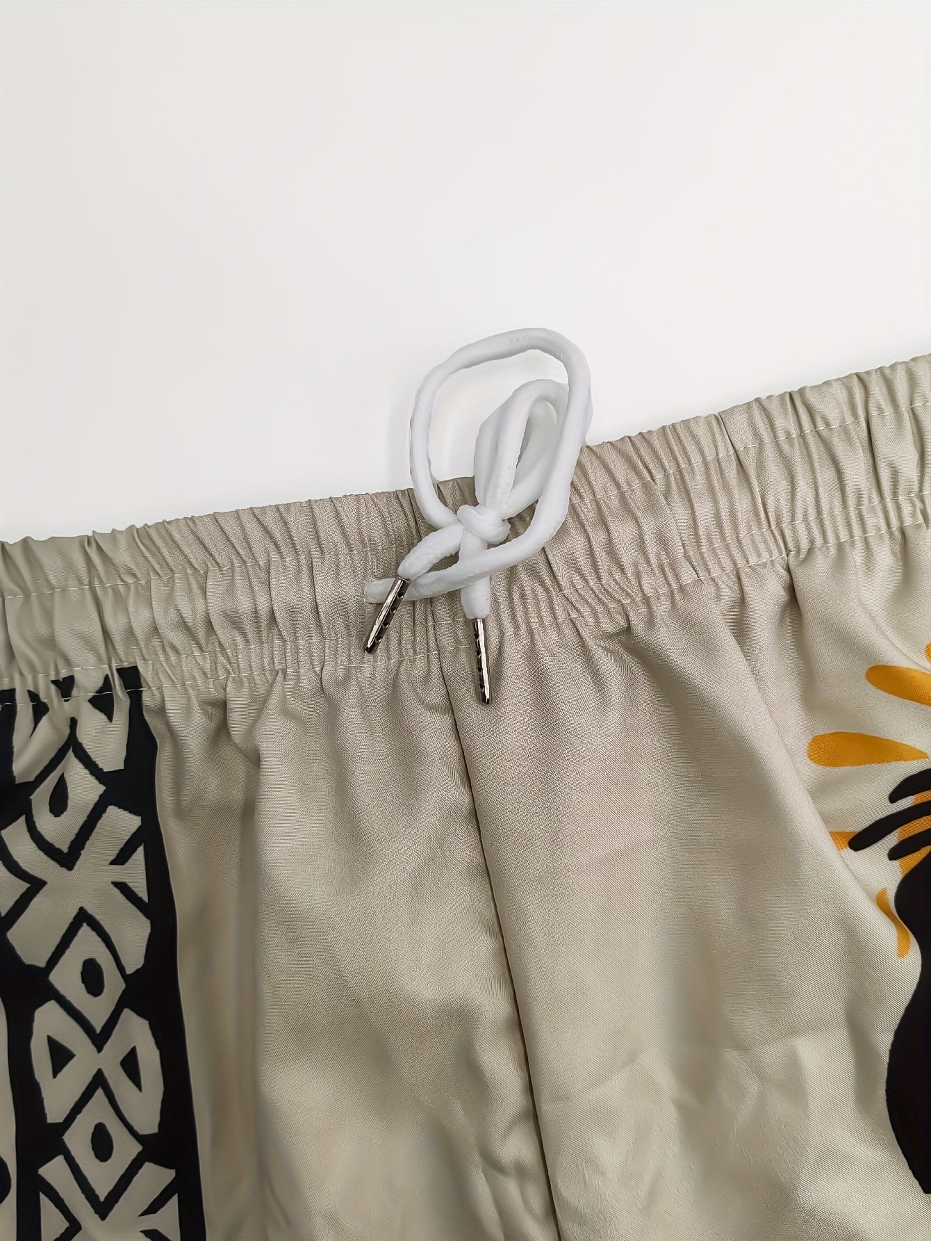 Herren Freizeitshorts mit Ethno-Muster und künstlerischem Flötenspieler-Motiv – Ideal für Sommer und Strand