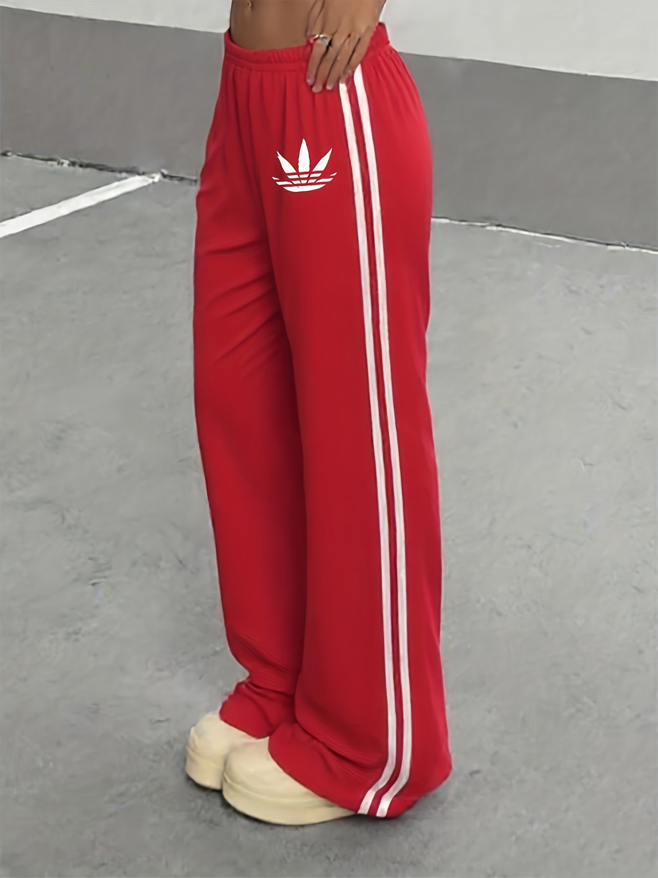 Damen Trainingshose mit weitem Bein und sportlichen Streifen – Lässiger Streetstyle
