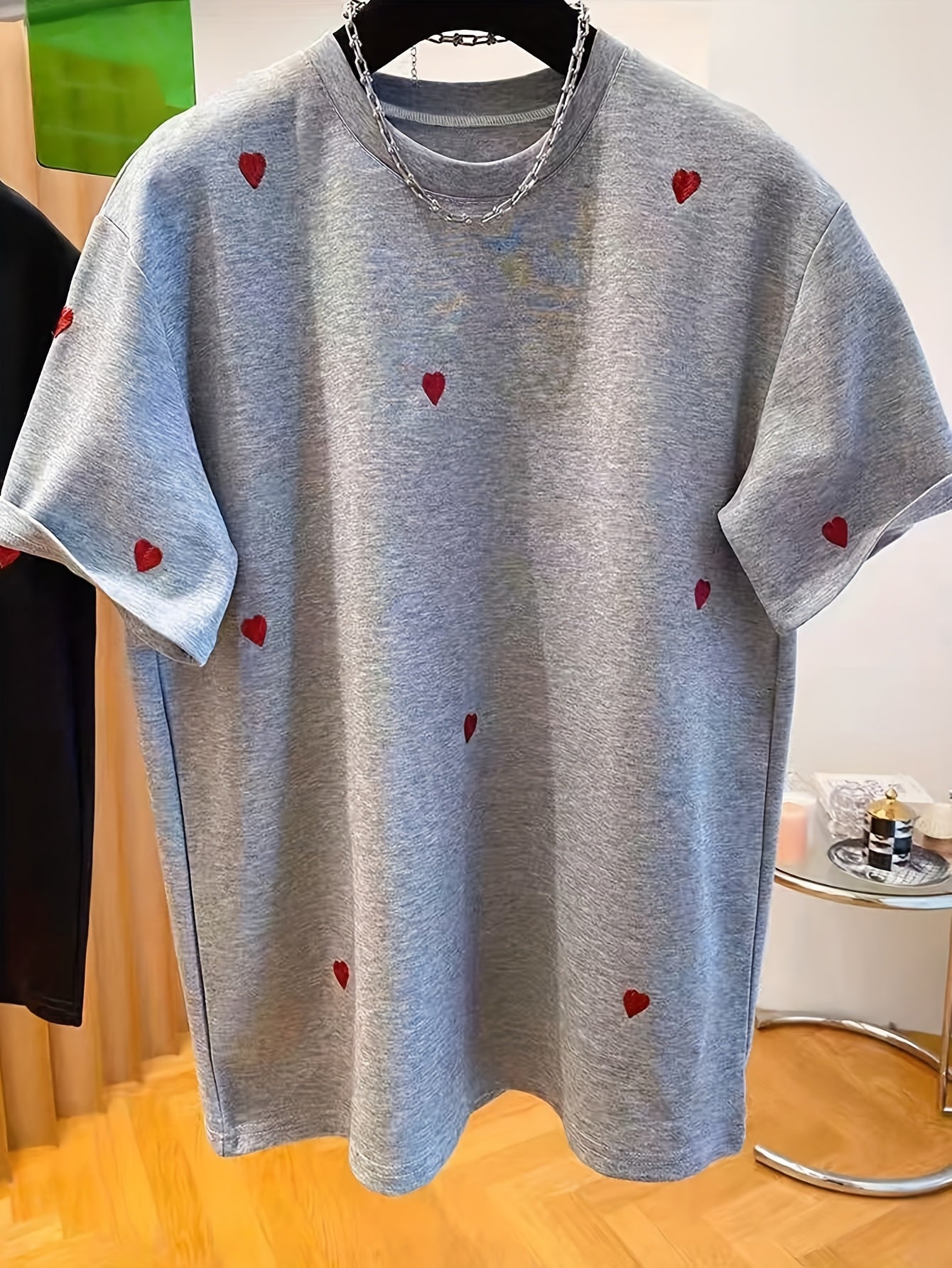 Damen T-Shirt mit gestickten Herzmotiven – Modisches Freizeitshirt für Alltag und Streetstyle