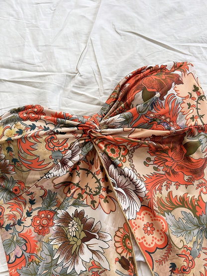 Damen Trägerloses Blumen-Crop-Top mit Knoten-Detail und Schmetterlingsform