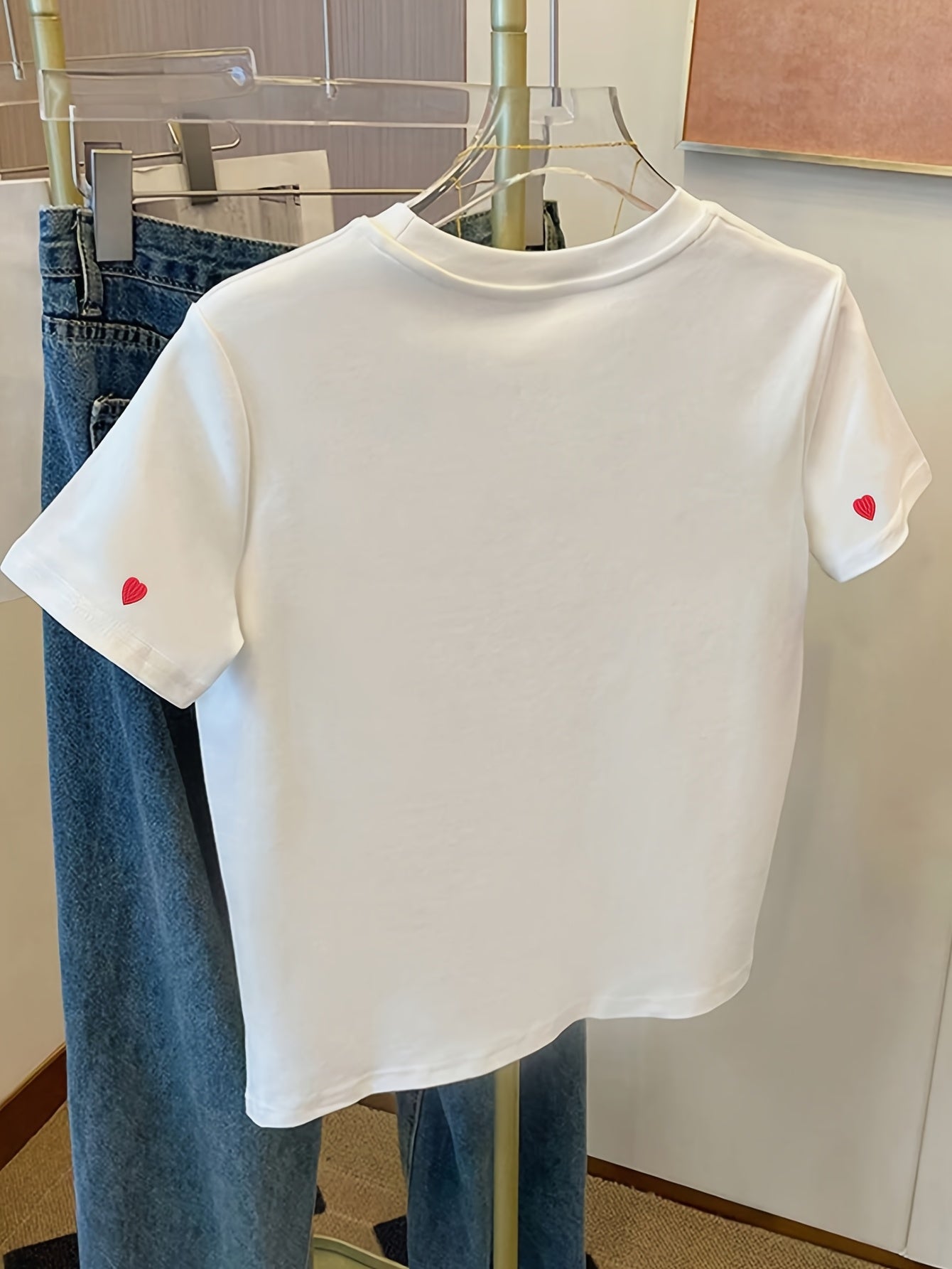 Damen T-Shirt mit gestickten Herzmotiven – Modisches Freizeitshirt für Alltag und Streetstyle