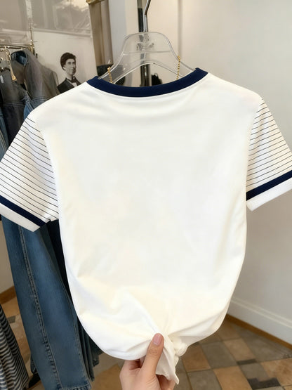 Damen T-Shirt mit Einhorn-Logo und gestreiften Ärmeln – Freizeitmode mit modernem Akzent