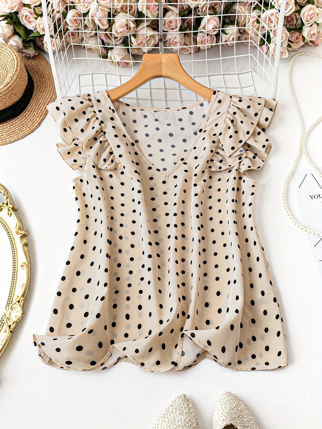 Damen Bluse mit V-Ausschnitt und Volantärmeln – Elegante Tupfen, Femininer Stil für Büro und Freizeit