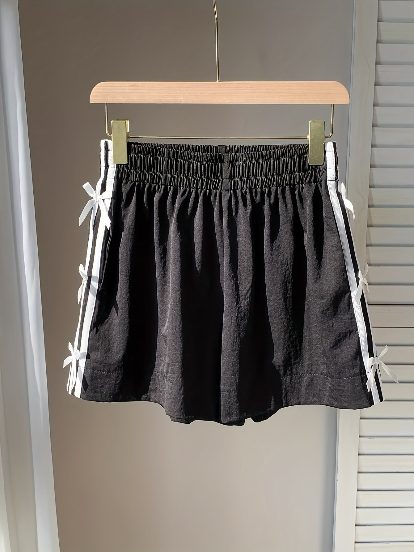 Damen Sommer Shorts mit Schleifendetail und sportlichem Streifen – Freizeit & Urlaub