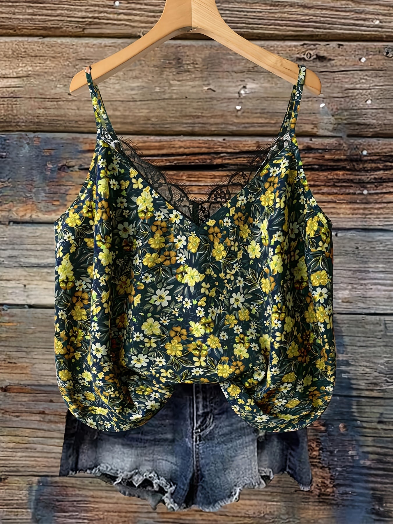 Damen Sommer-Top mit Blumenmuster und Spitzen-Detail – Lässiges Trägertop für Freizeit und Urlaub