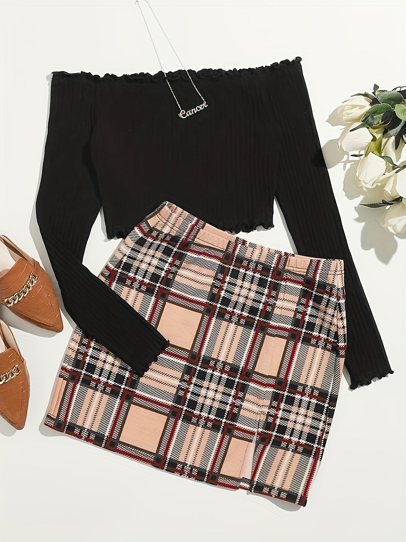Damen Off-Shoulder Zweiteiler Set – Elegantes Oberteil mit Falten & Karierter Minirock – Perfekt für Frühling und Sommer