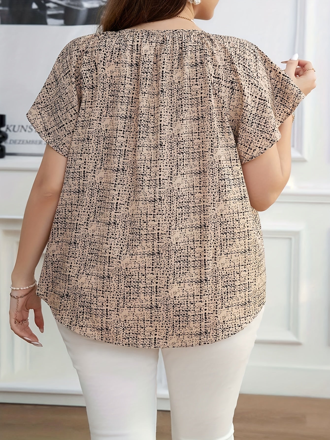 Damen Bluse im modernen Casual-Stil mit V-Ausschnitt und grafischem Muster – Perfekt für Alltag und Büro