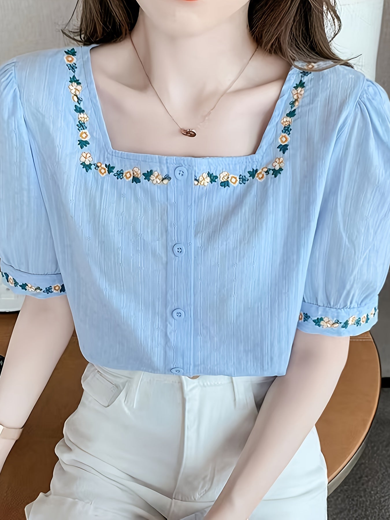 Damen Bluse mit Stickerei und Quadrat-Ausschnitt – Eleganter Sommerstil