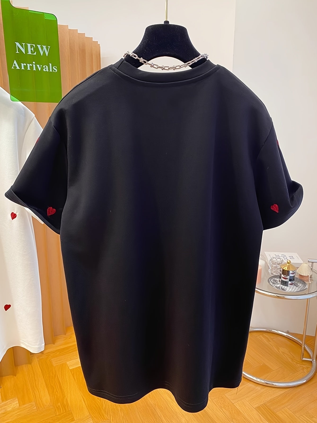 Damen T-Shirt mit gestickten Herzmotiven – Modisches Freizeitshirt für Alltag und Streetstyle