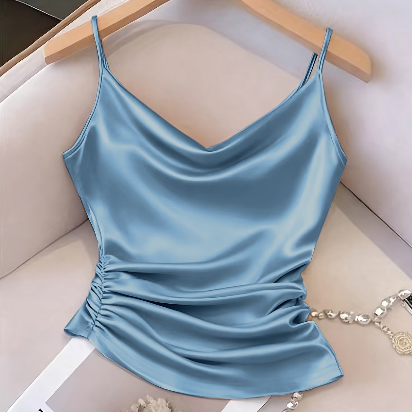 Damen Satin-Top mit Wasserfallausschnitt und Raffungen – Elegantes Camisole für besondere Anlässe