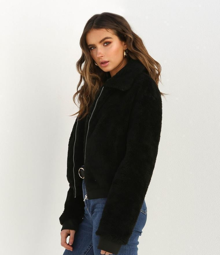 Grace – Kurze Damenjacke mit dickem Samtkragen
