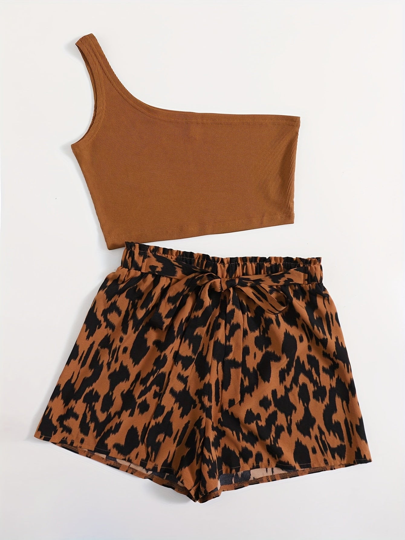 Damen Sommer Set mit Ein-Schulter-Top und Animalprint Shorts – Modisches Freizeit Outfit