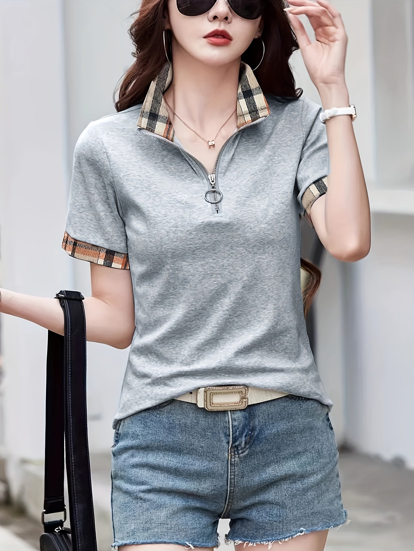 Damen Poloshirt mit Reißverschluss-Kragen und Karodetails – Modisches Freizeitshirt für Alltag und Ausgehen