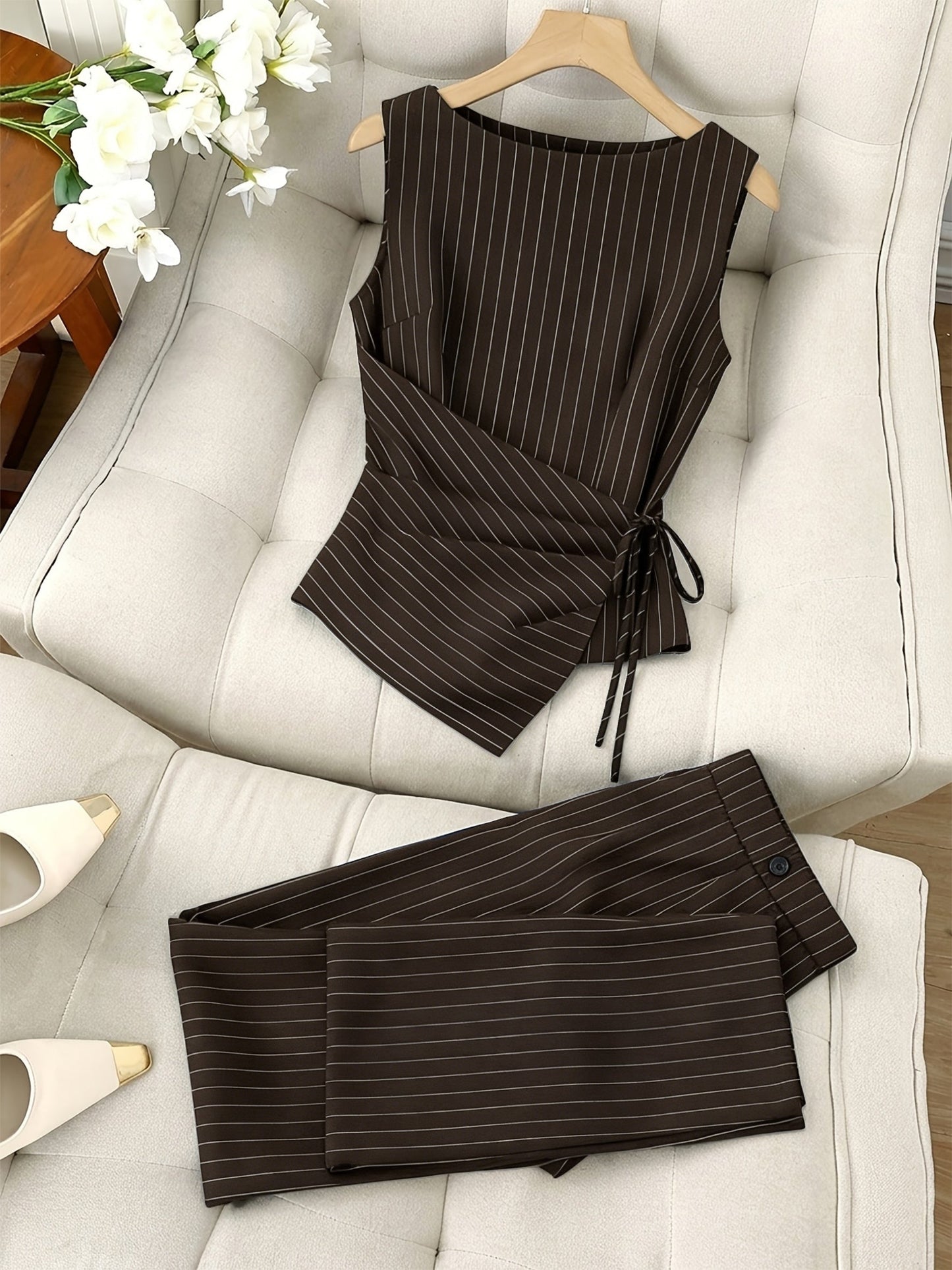 Damen Business Set mit Nadelstreifen – Ärmelloses Wickel-Top und Elegante Hose