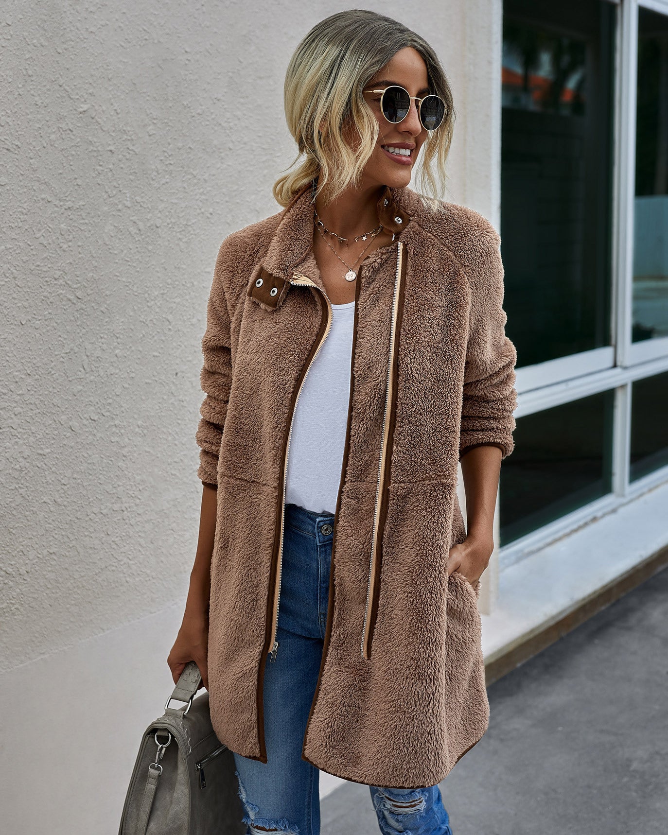 Donna – Warmer Damenmantel mit Taschen aus Kunstfell