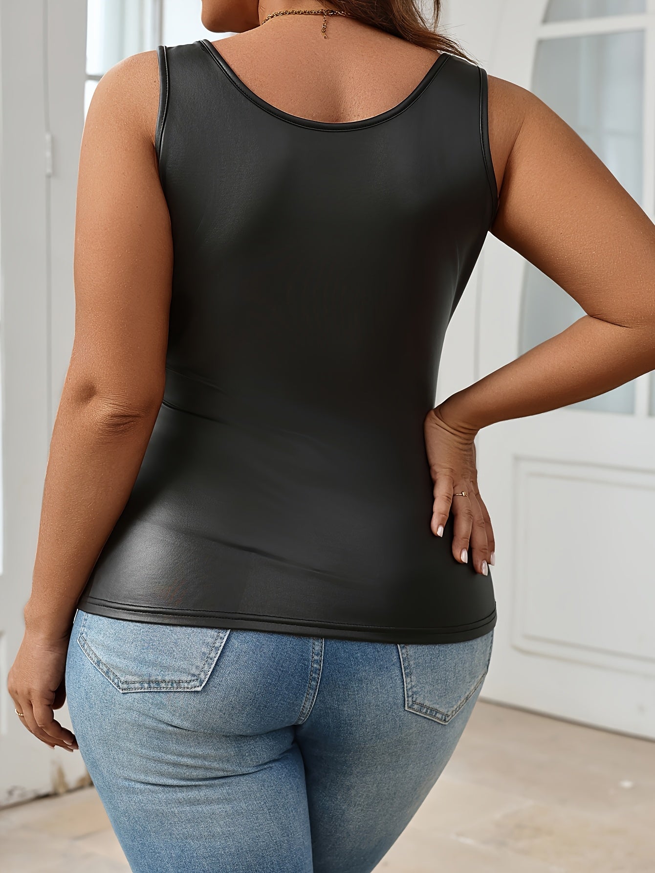 Damen Top im modernen Wetlook – Elegantes ärmelloses Shirt für Freizeit und Ausgehen