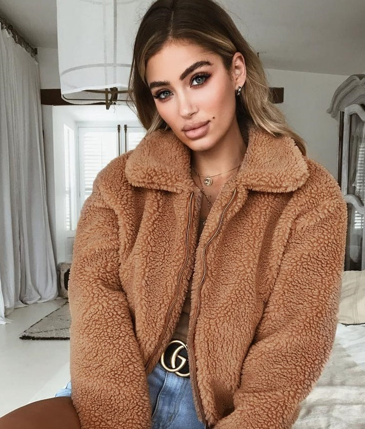 Grace – Kurze Damenjacke mit dickem Samtkragen