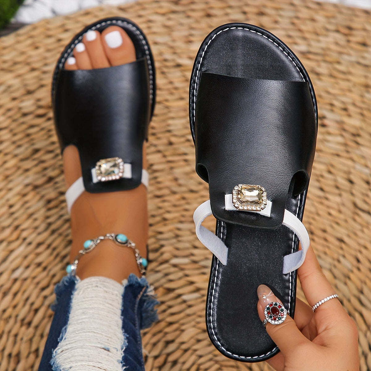 Damen Slide Sandalen mit Schmuckdetail und modernem Design – Elegante Freizeitschuhe