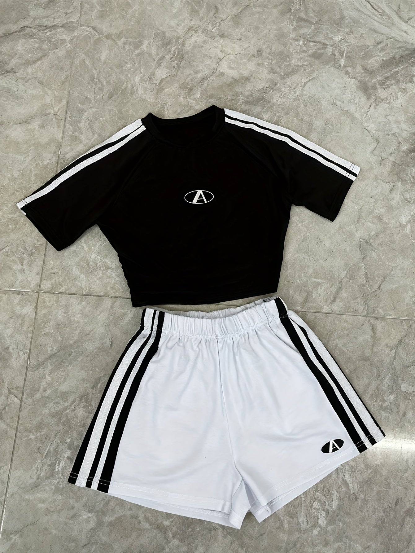 Damen Sportliches Zweiteiler Set – Modernes Crop Top und High-Waist Shorts, Athleisure Look, Fitness & Streetwear