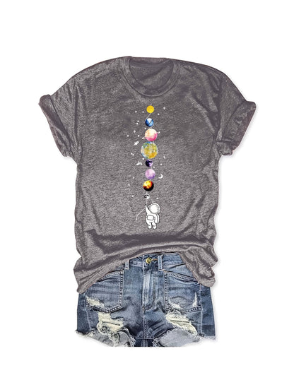 Damen T-Shirt mit Astronaut und Planeten – Casual Space Style für Alltag und Freizeit