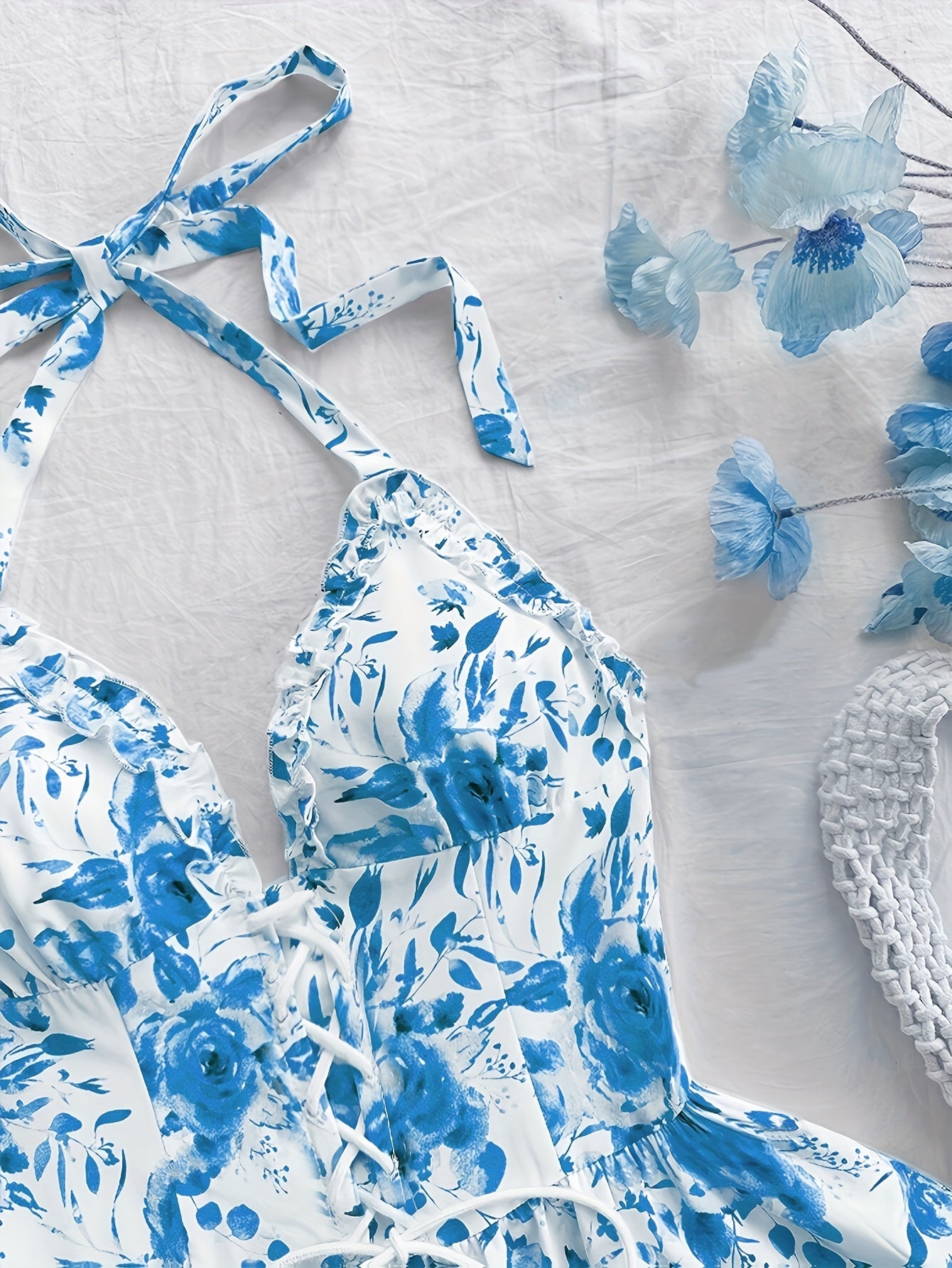 Damen Mini Kleid mit Rosenmuster und Volants – Elegantes Halterneck Sommerkleid für romantische Anlässe