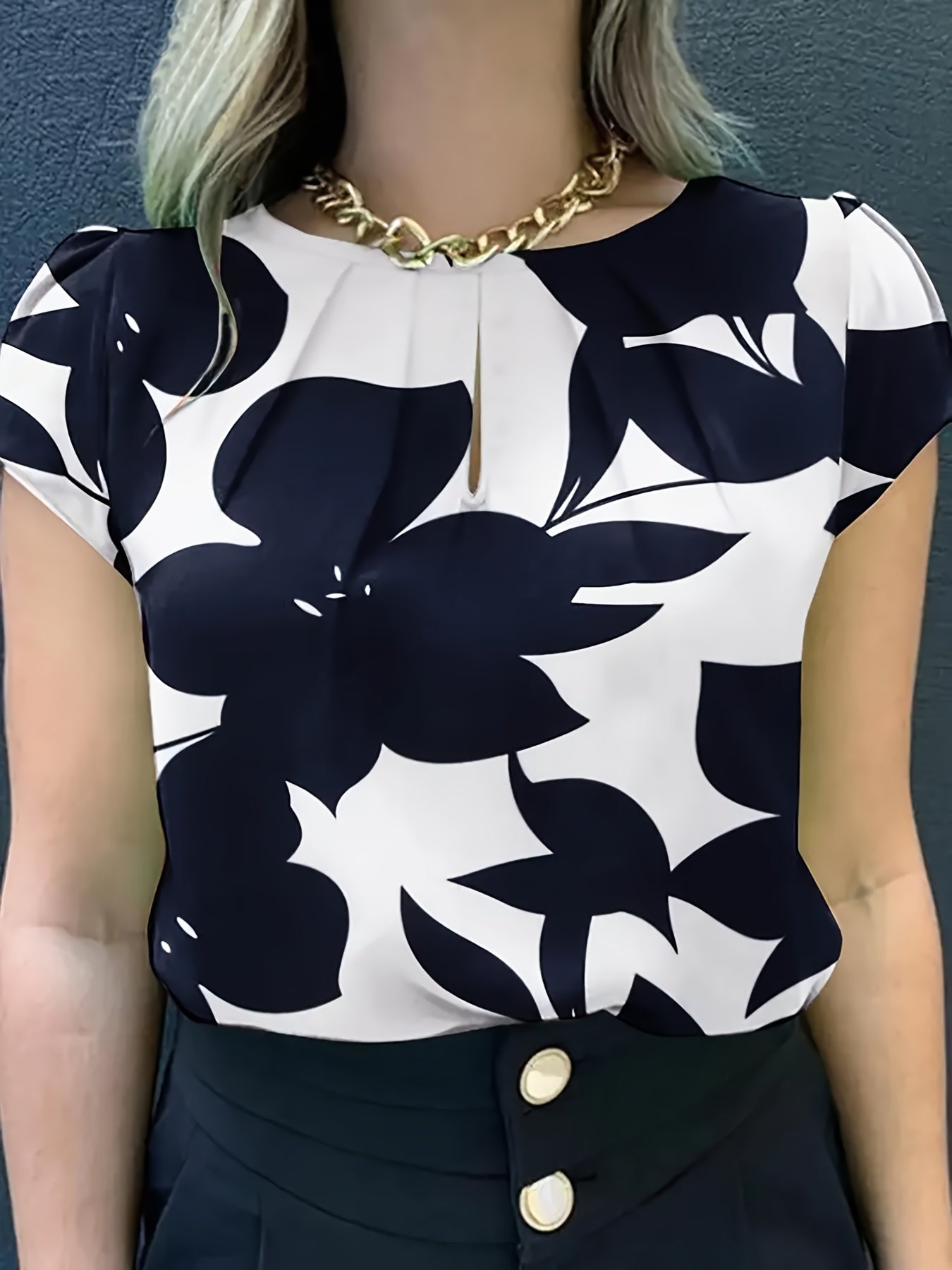 Damen Bluse mit abstraktem Muster und Falten-Detail – Elegante Sommer-Office-Mode