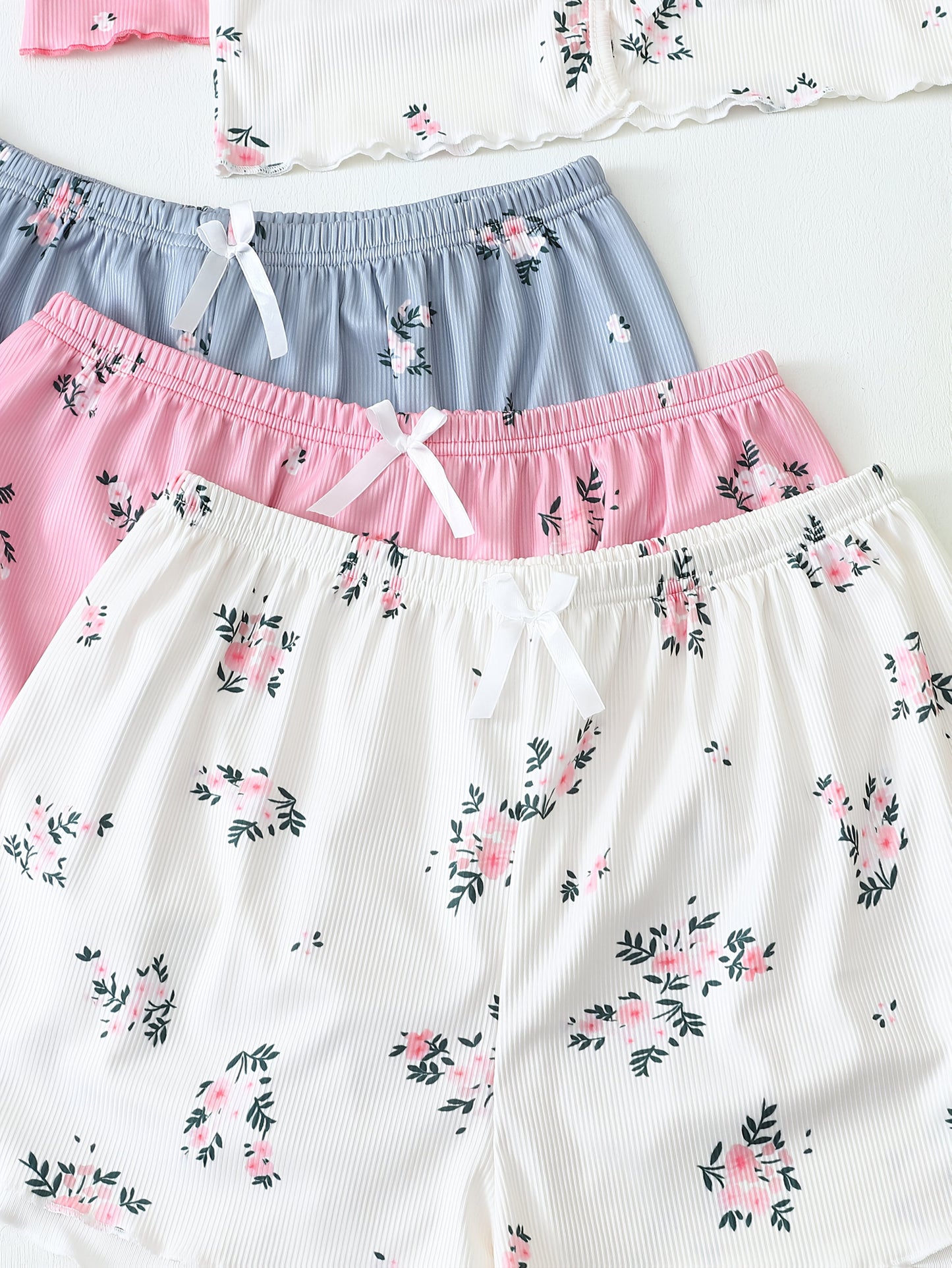 Damen Pyjama Set mit Blumenmuster – 3-teiliges Sommer Schlafanzug Set mit Träger-Top und Shorts, Ideal für Zuhause und als Nachtwäsche