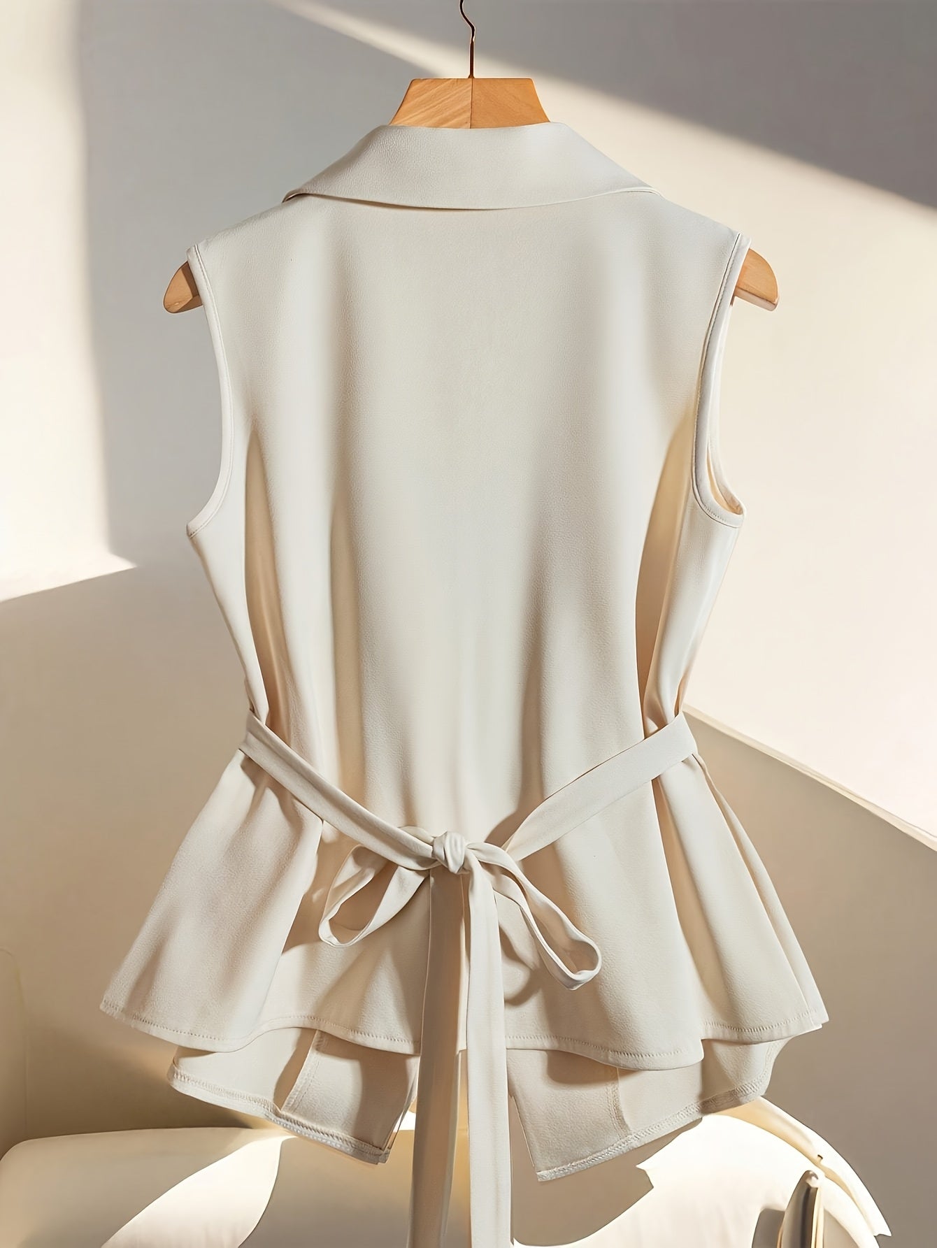 Damen Elegante Ärmellose Weste mit Taillengürtel und Reverskragen – Business & Freizeit Chic