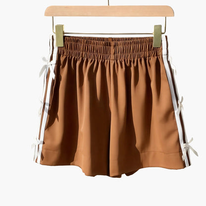 Damen Sommer Shorts mit Schleifendetail und sportlichem Streifen – Freizeit & Urlaub